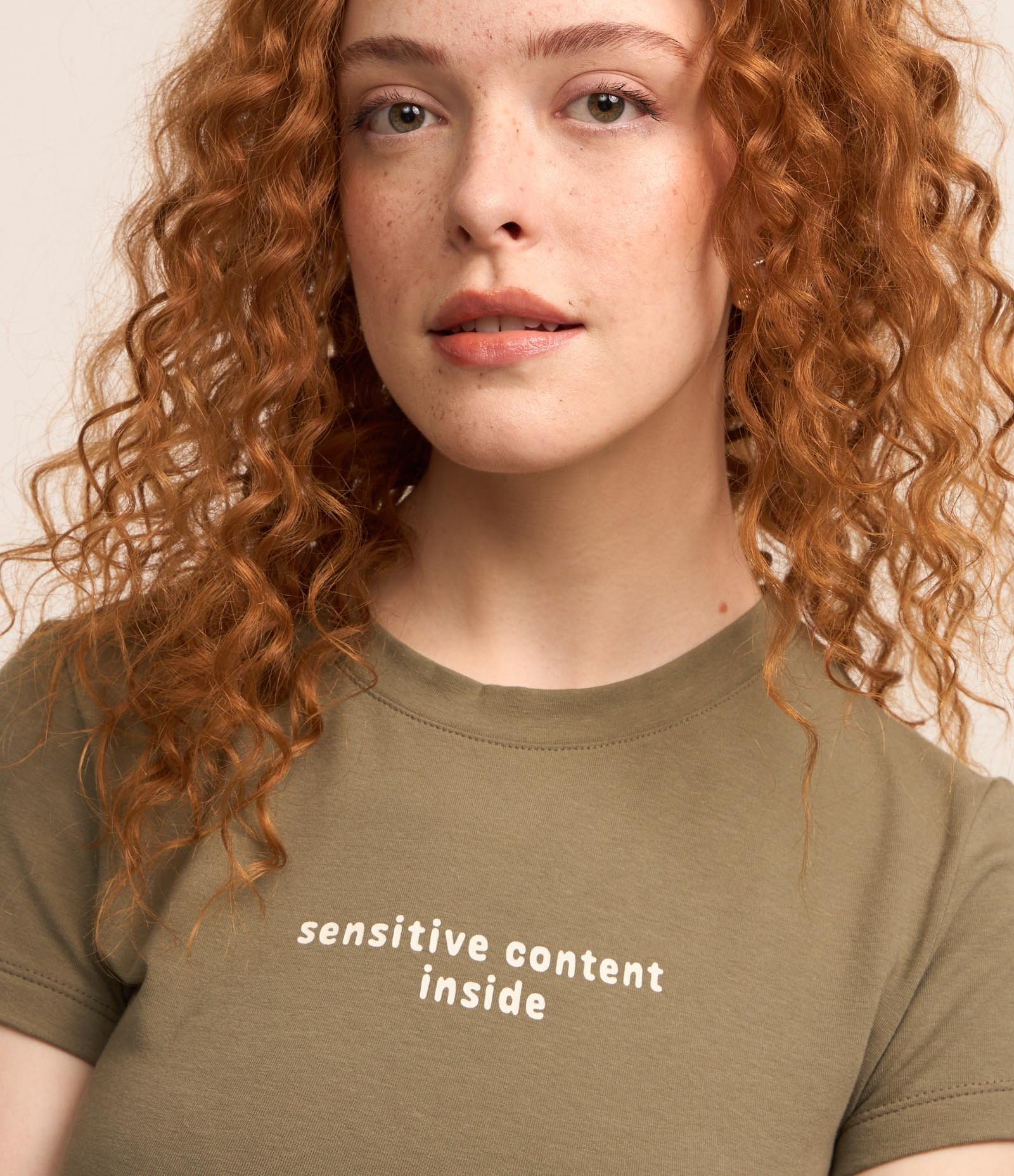 Blusa New T-shirt em Ribana com Estampa Lettering Sensitive Content Inside Verde 3