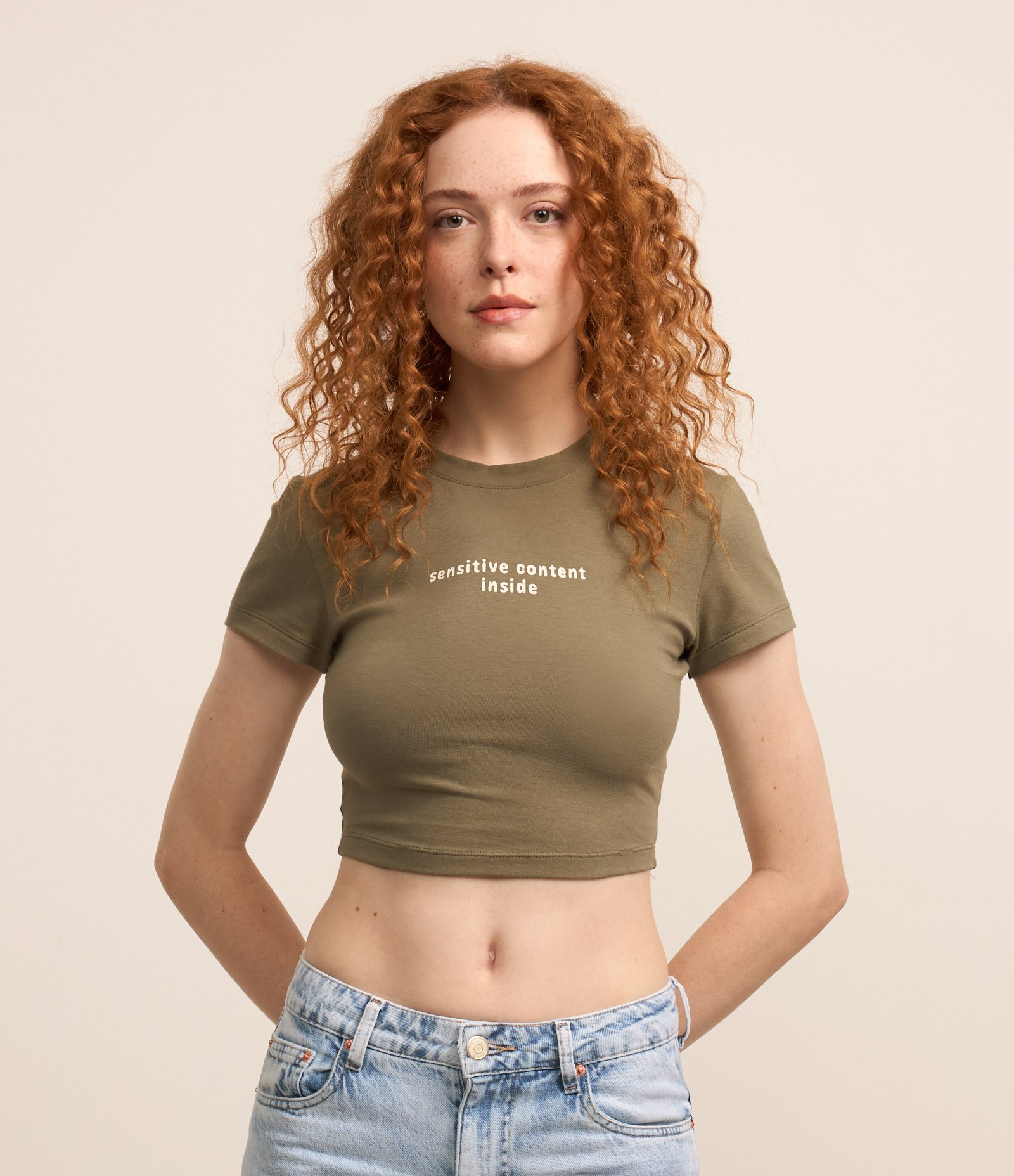 Blusa New T-shirt em Ribana com Estampa Lettering Sensitive Content Inside Verde 4