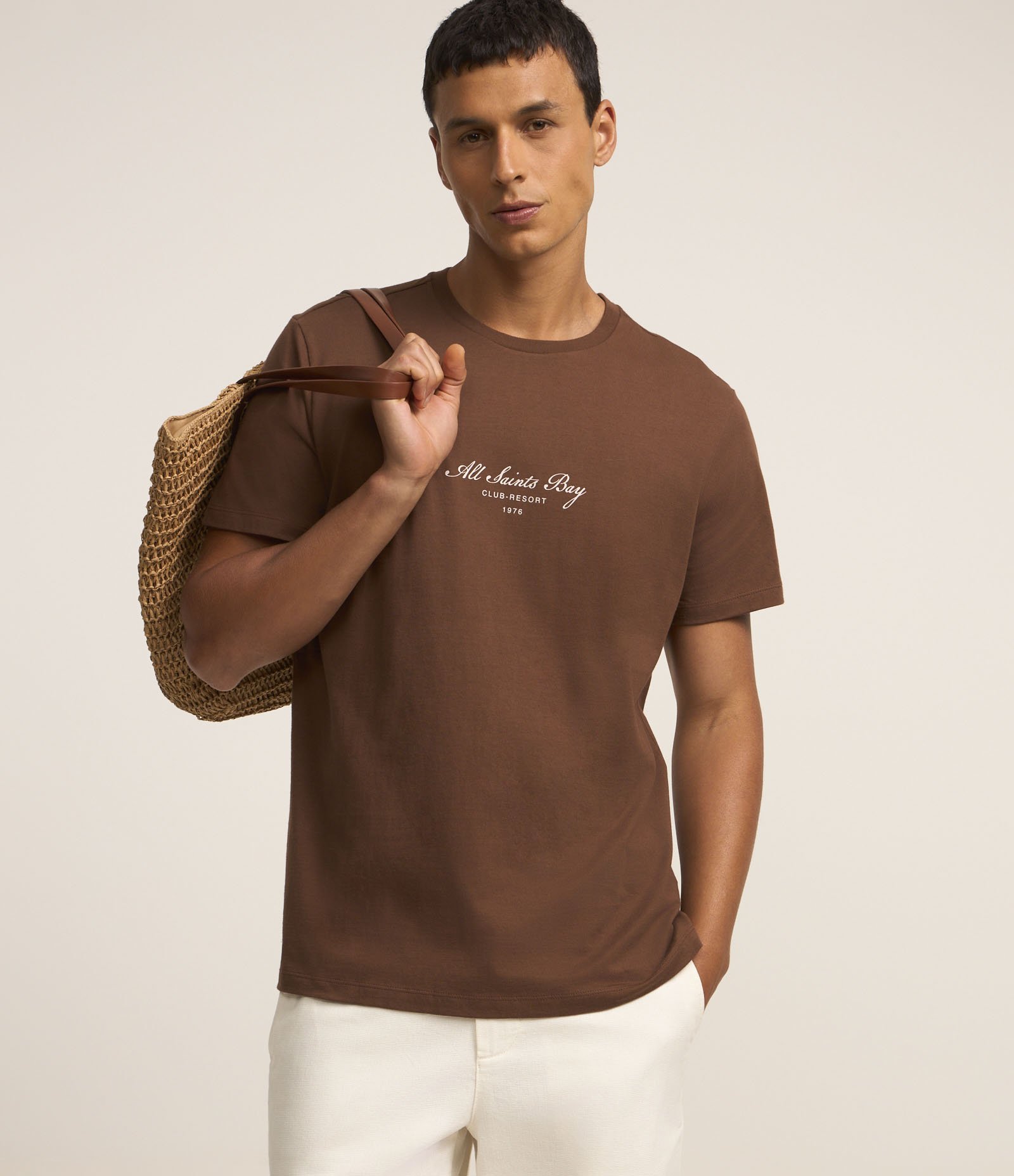 Camiseta Comfort em Algodão com Estampa Club Resort Marrom 1
