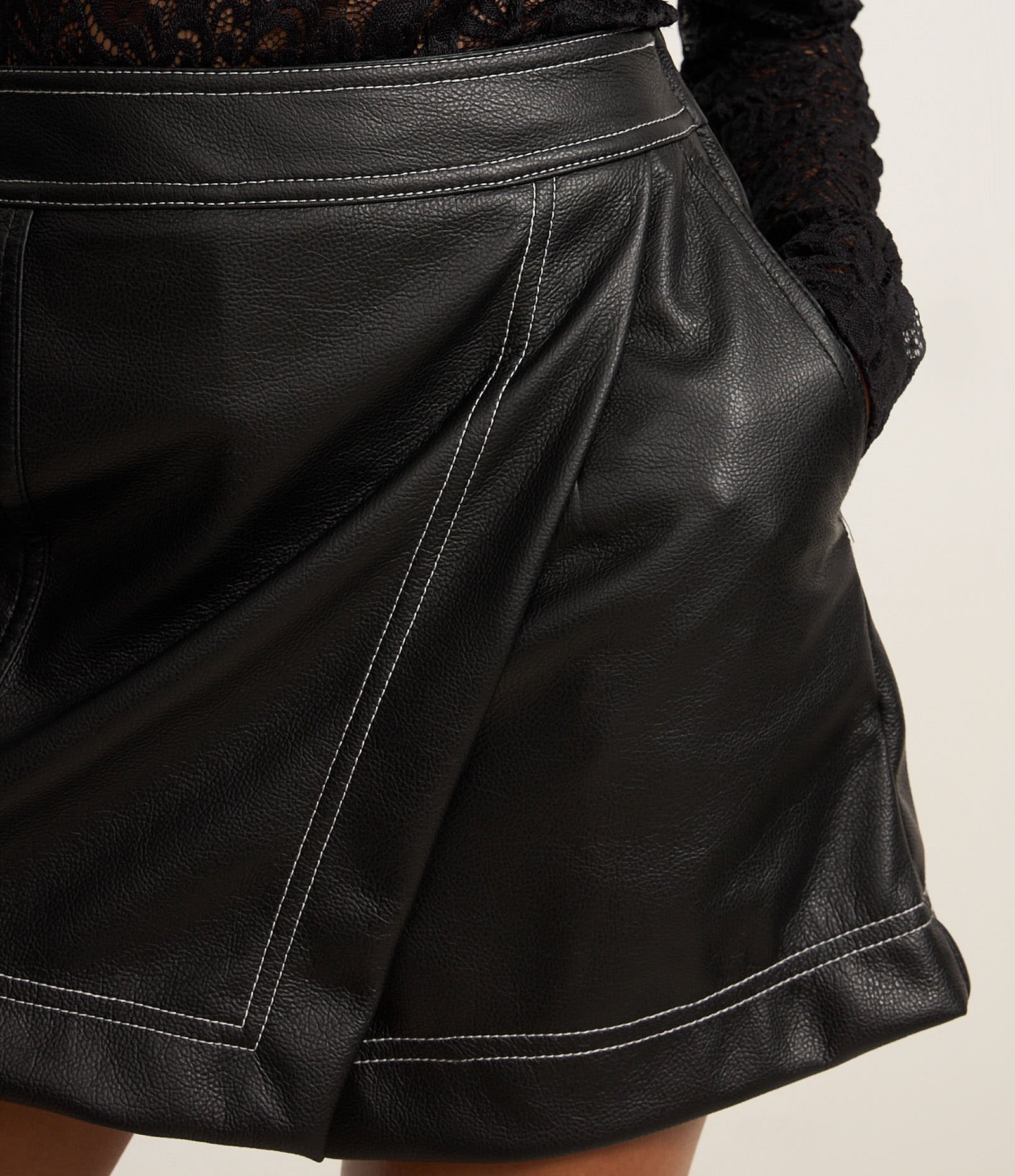 Short Saia Curto em PU Transpassado com Pespontos Contrastantes Preto 4