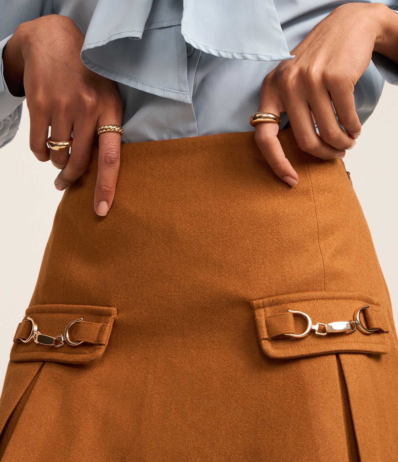 Saia Curta em Polivelour com Fivelas Diferenciadas e Pregas Caramelo 4