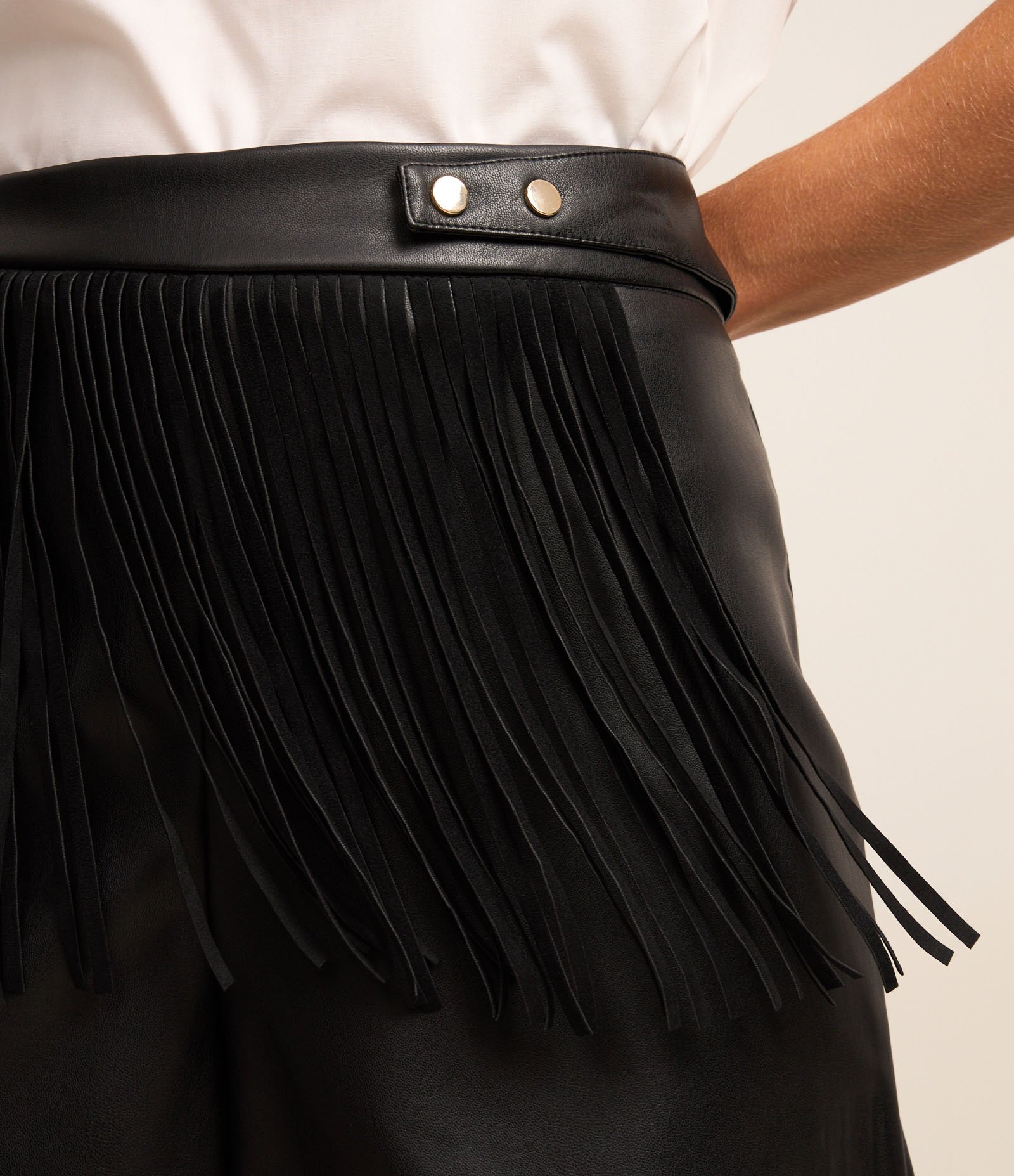 Short Western Cintura Alta em PU com Franjas Preto 4