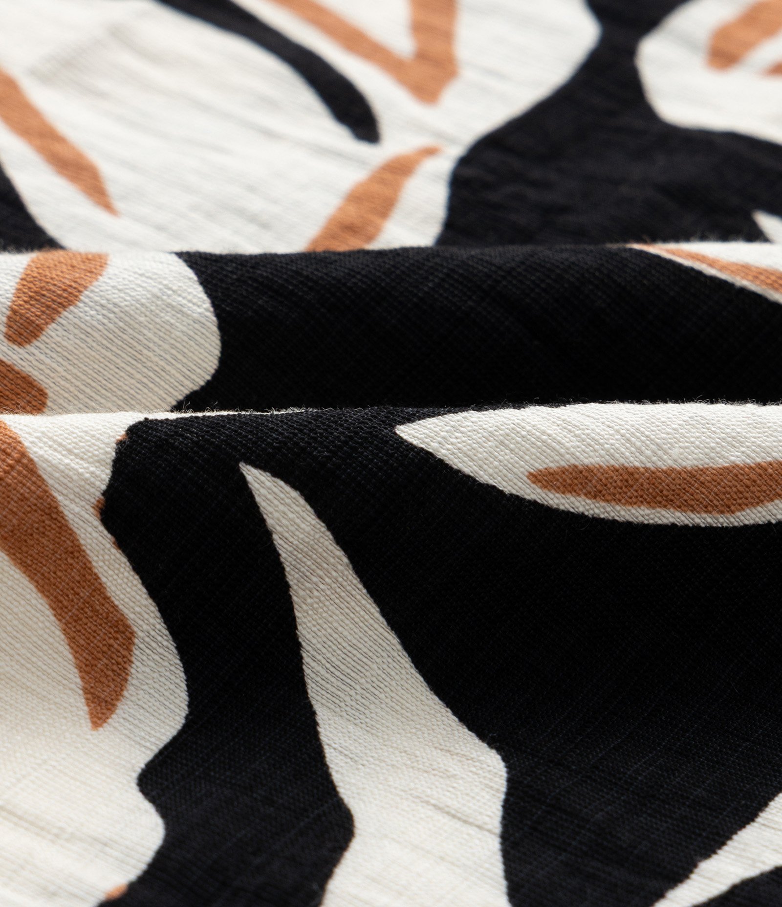 Calça Reta em Crepe com Estampa Floral Curve & Plus Size Preto/Bege/Marrom 7