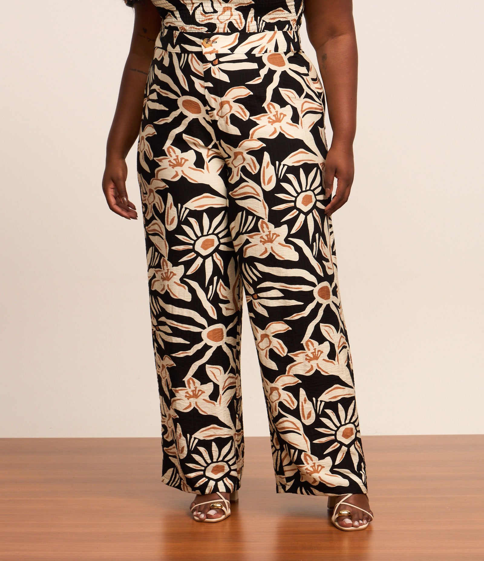 Calça Reta em Crepe com Estampa Floral Curve & Plus Size Preto/Bege/Marrom 2