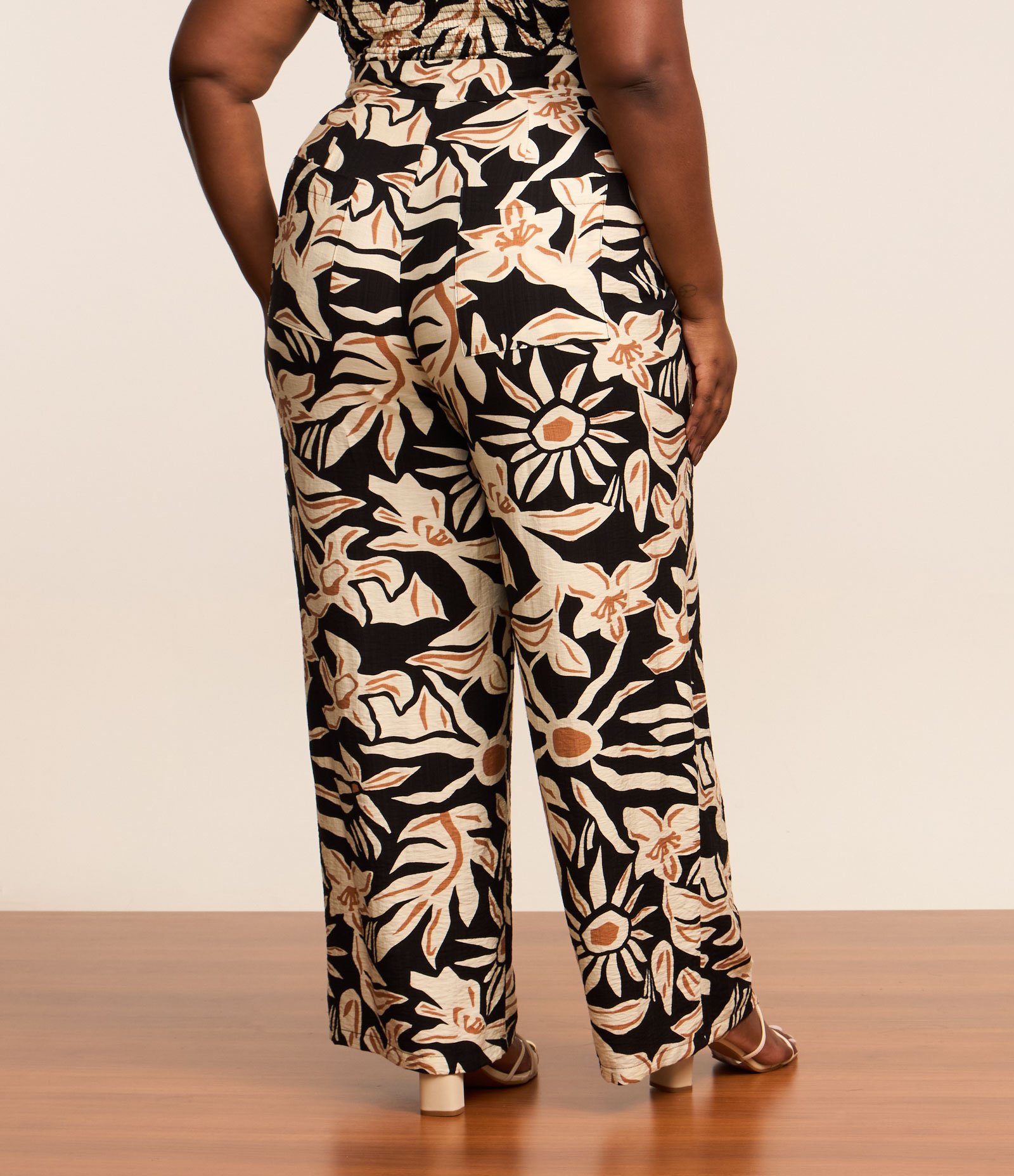 Calça Reta em Crepe com Estampa Floral Curve & Plus Size Preto/Bege/Marrom 3