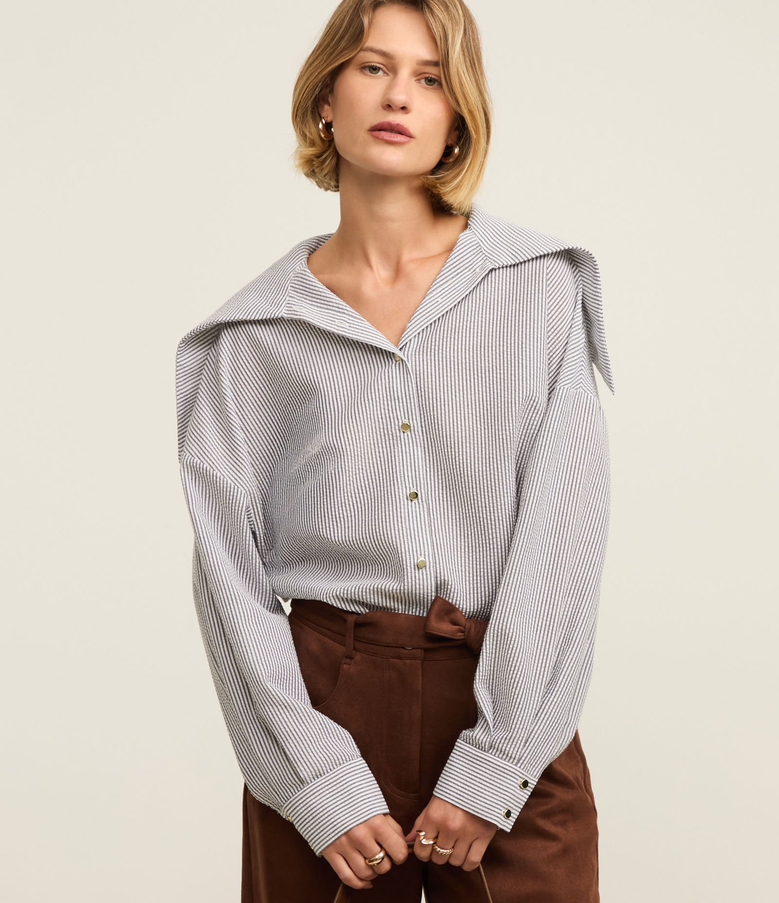 Camisa Listrada em Anarruga com Fio Tinto e Pala na Gola Cinza 1