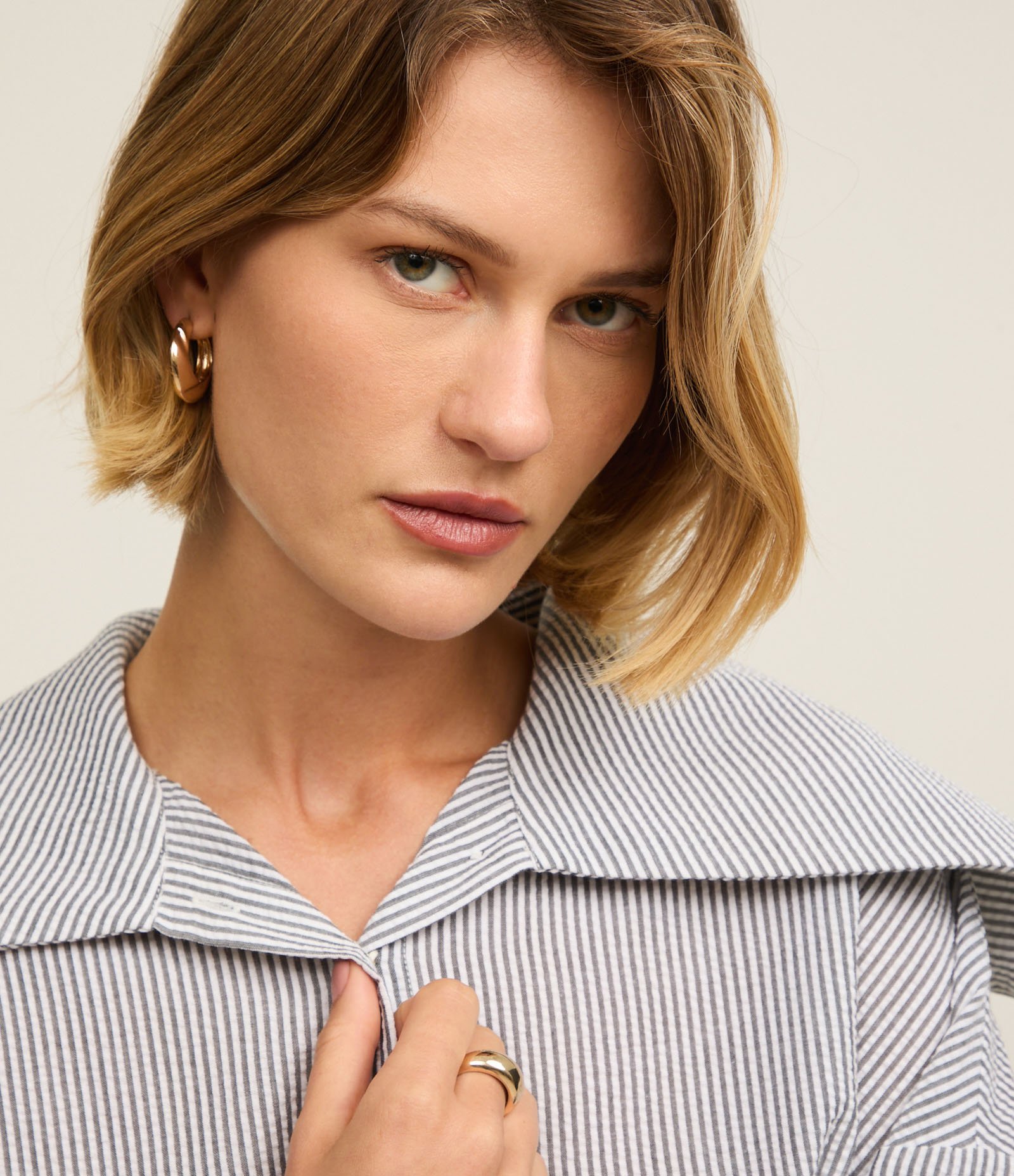 Camisa Listrada em Anarruga com Fio Tinto e Pala na Gola Cinza 4