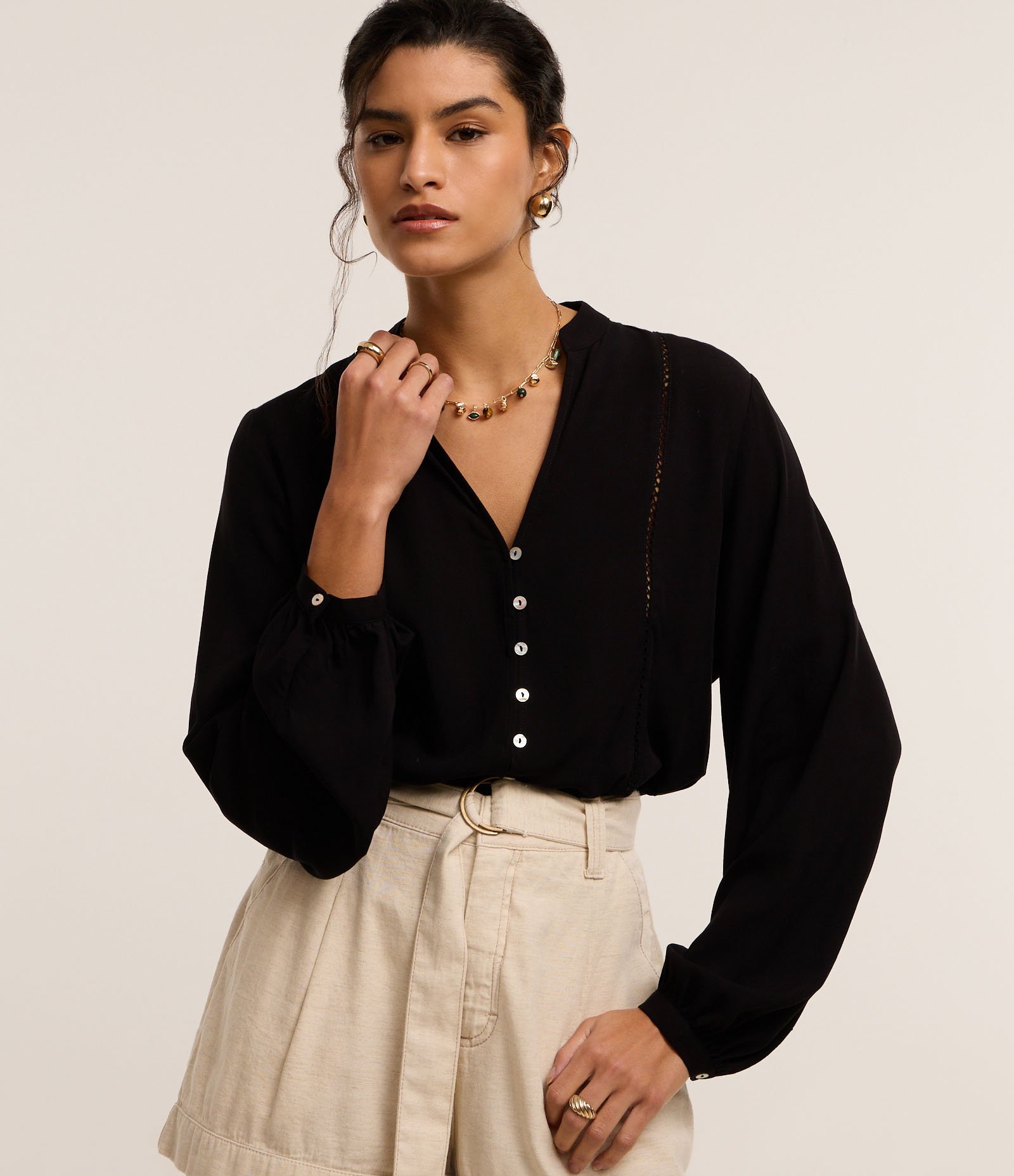 Camisa Bata em Viscose com Detalhes de Entremeios Preto 1