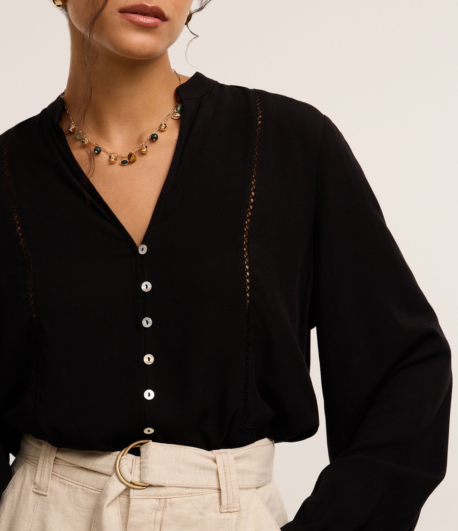 Camisa Bata em Viscose com Detalhes de Entremeios Preto 3