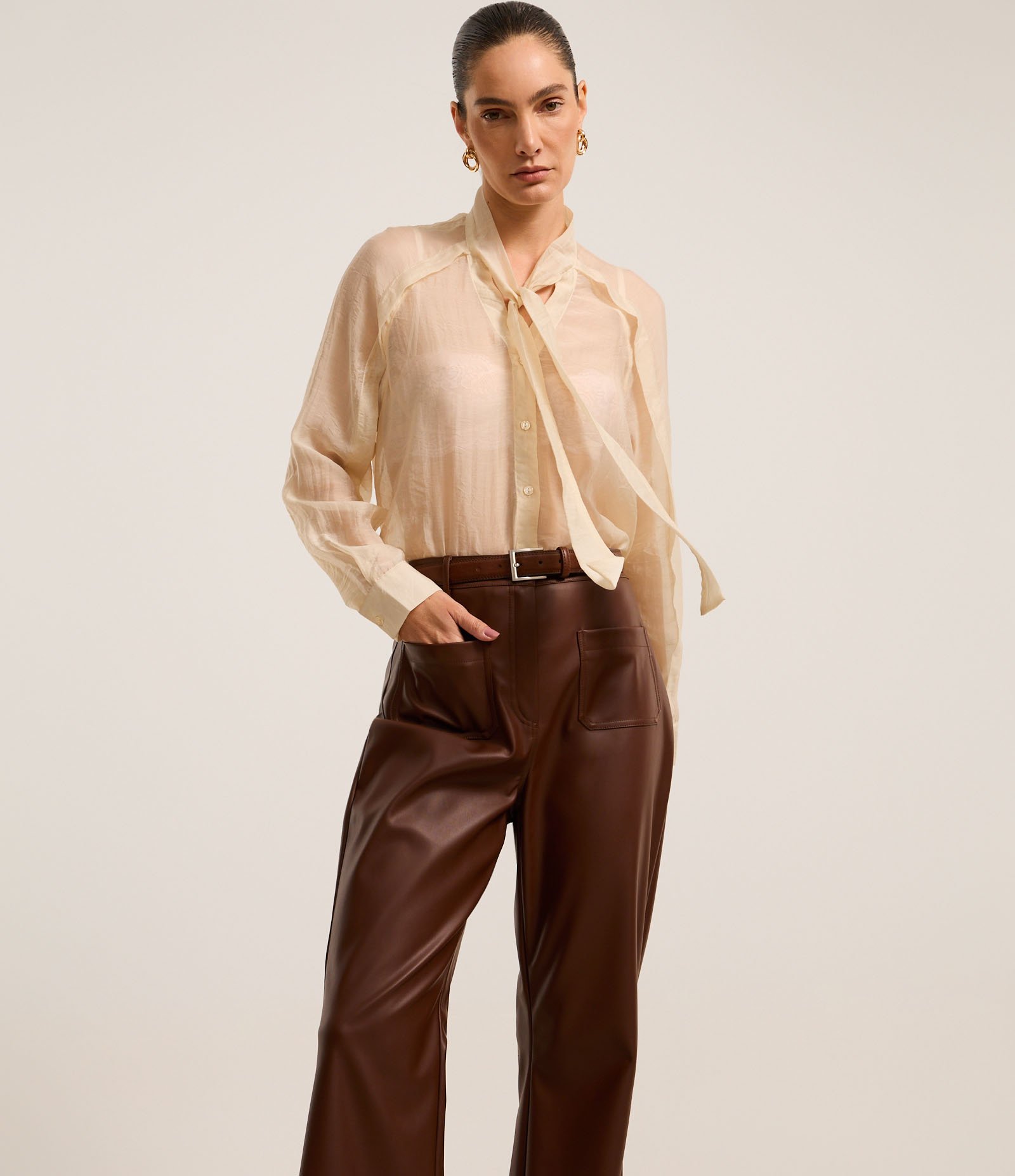 Calça Reta Cintura Alta em PU com Cós Alfaiatado Marrom 2