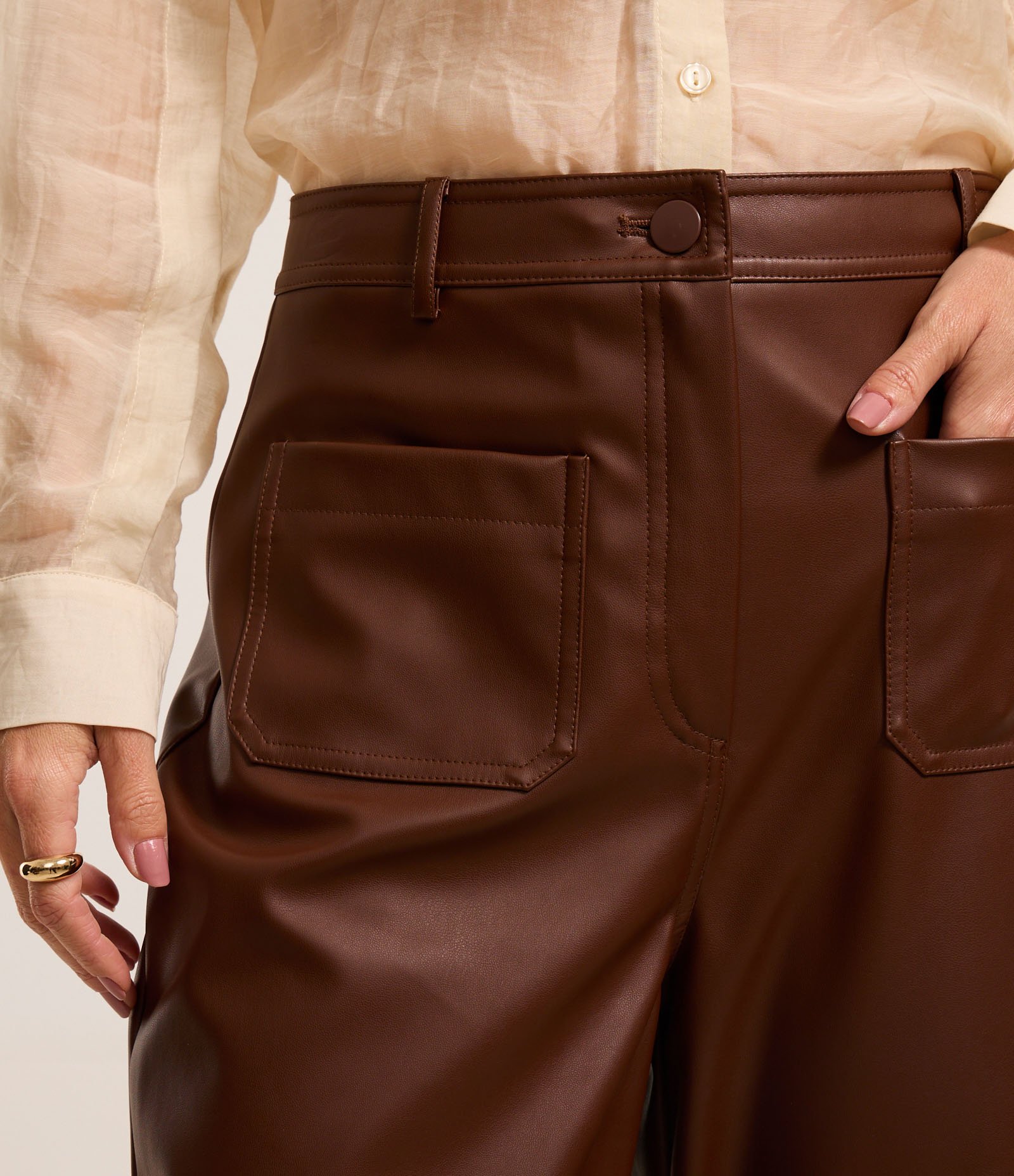 Calça Reta Cintura Alta em PU com Cós Alfaiatado Marrom 4