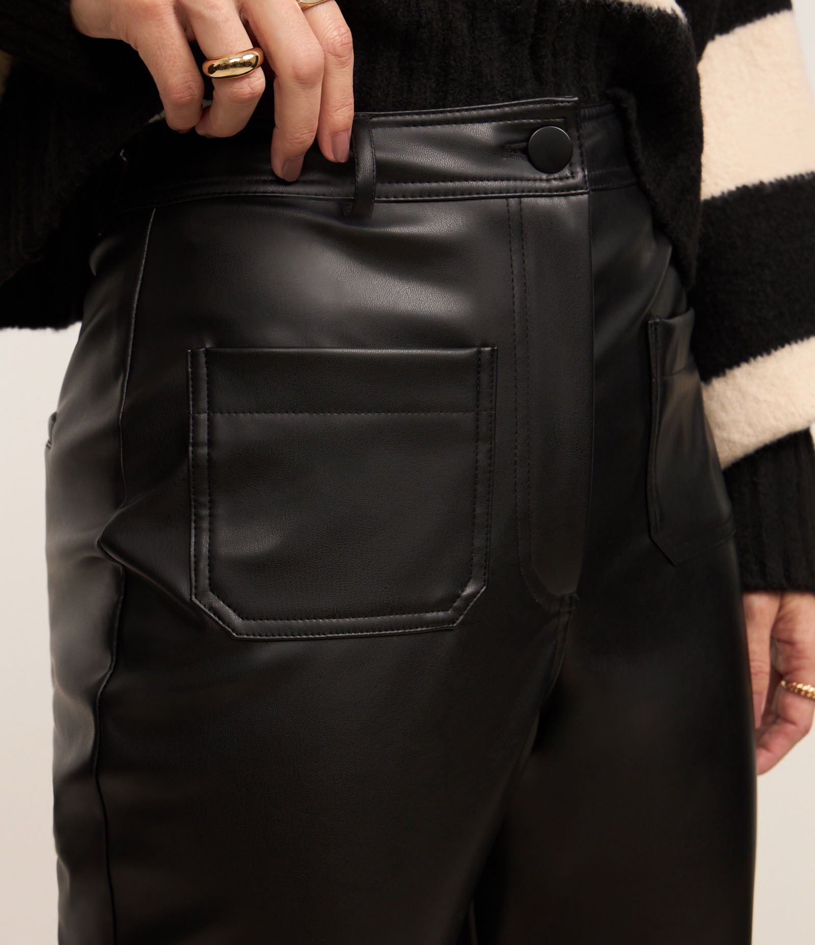 Calça Reta Cintura Alta em PU com Cós Alfaiatado Preto 4