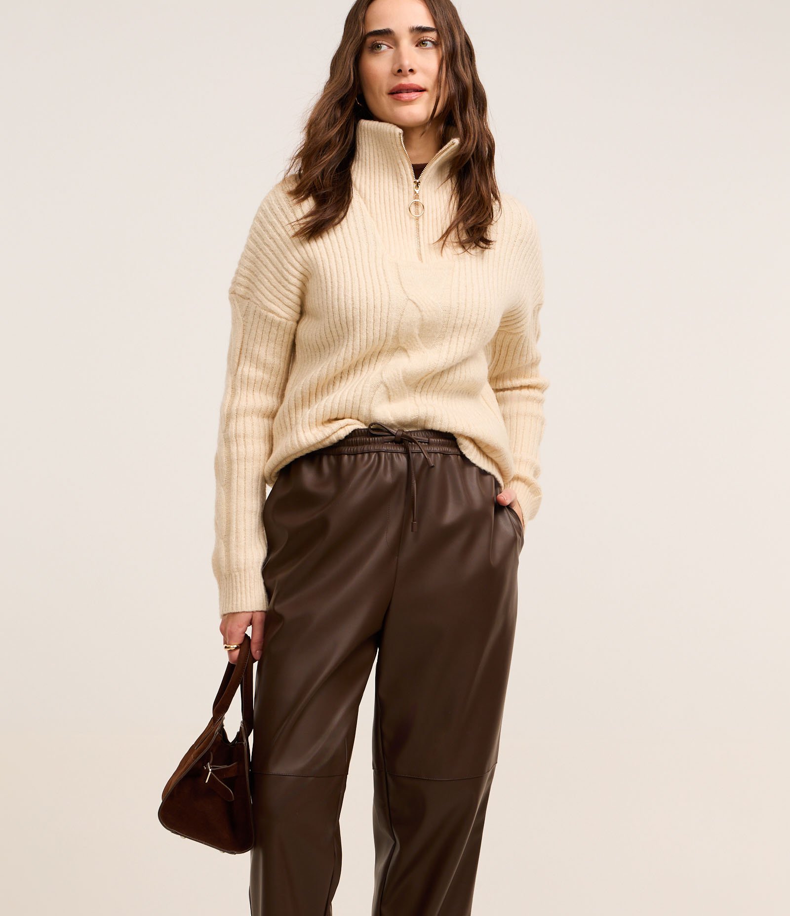 Calça Cenoura em PU com Amarração na Cintura Marrom 2