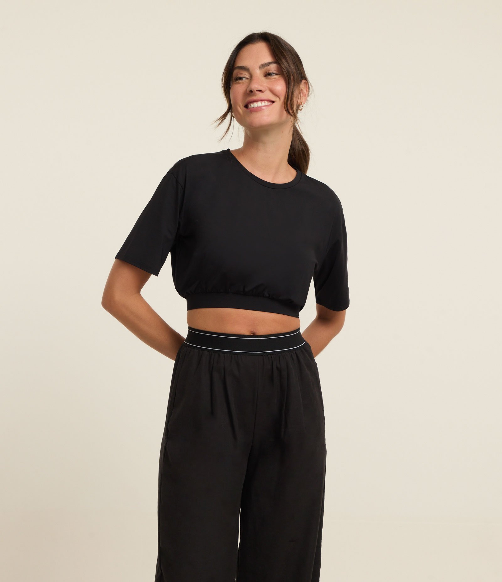 Blusa Cropped Esportiva em Microfibra com Elástico Preto 1