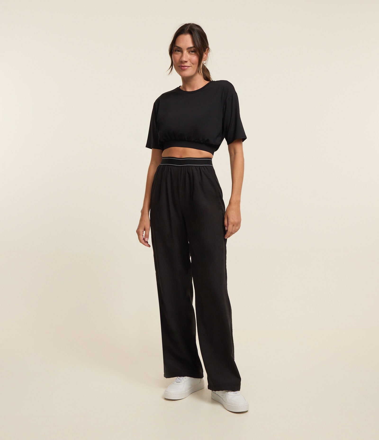 Blusa Cropped Esportiva em Microfibra com Elástico Preto 2