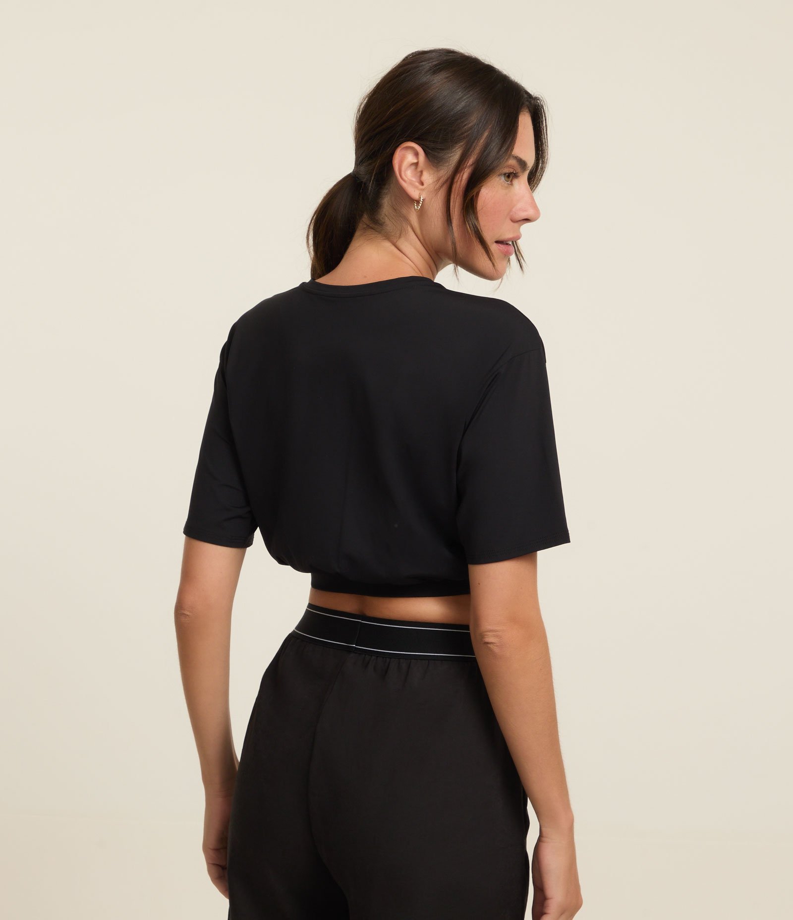 Blusa Cropped Esportiva em Microfibra com Elástico Preto 3