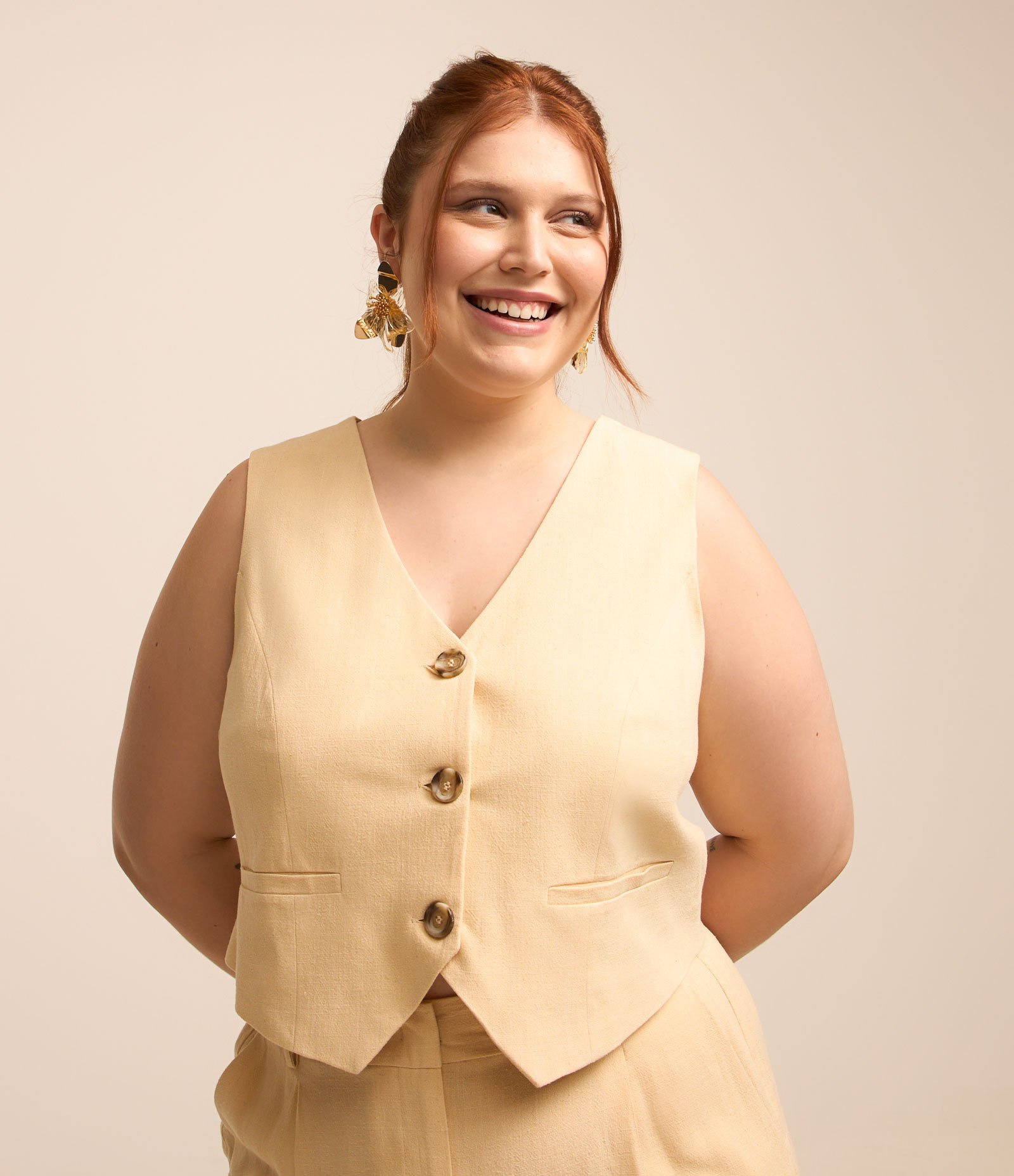 Colete Curto Alfaiataria com Botões Curve & Plus Size Bege Creme 1