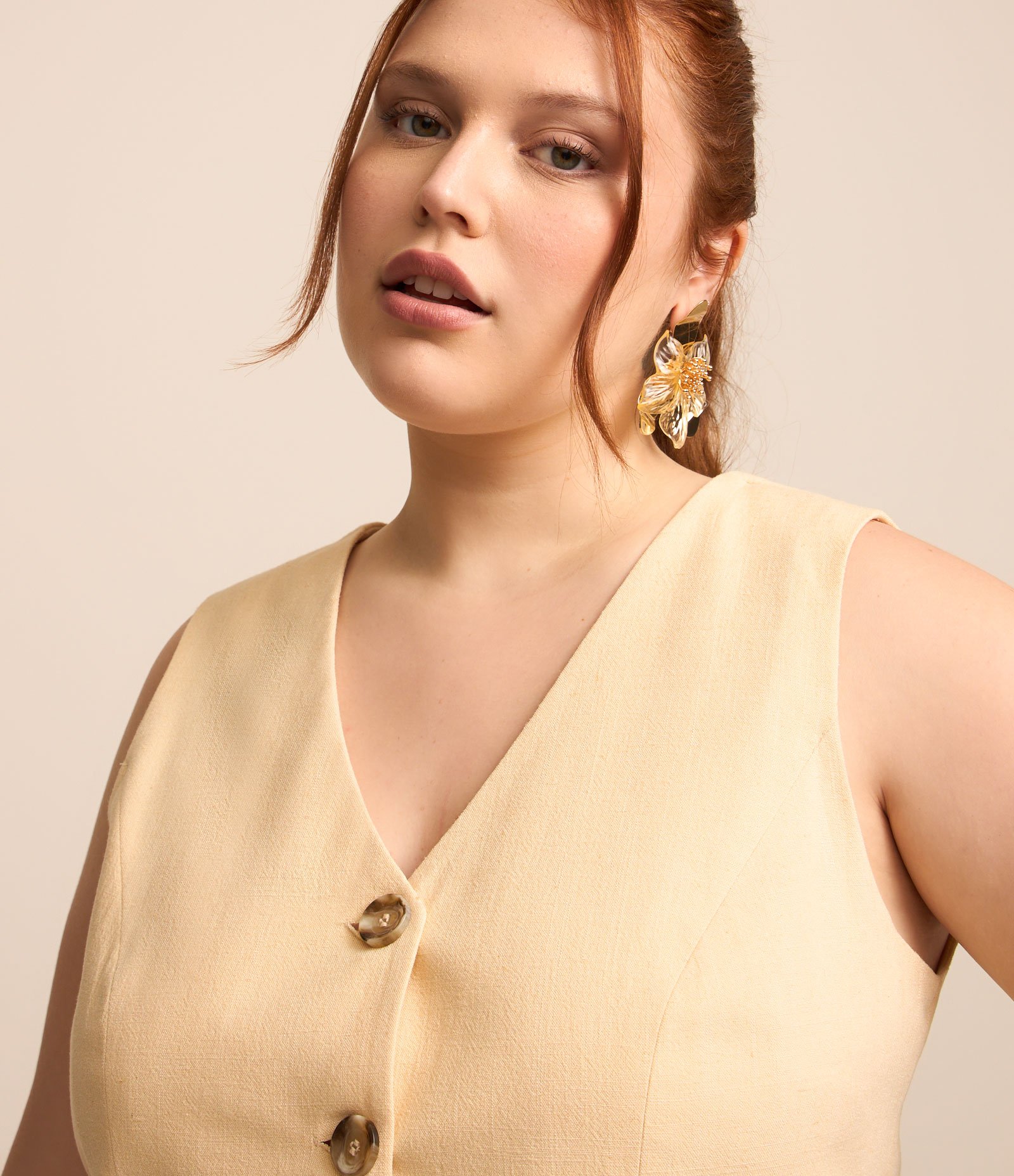 Colete Curto Alfaiataria com Botões Curve & Plus Size Bege Creme 4