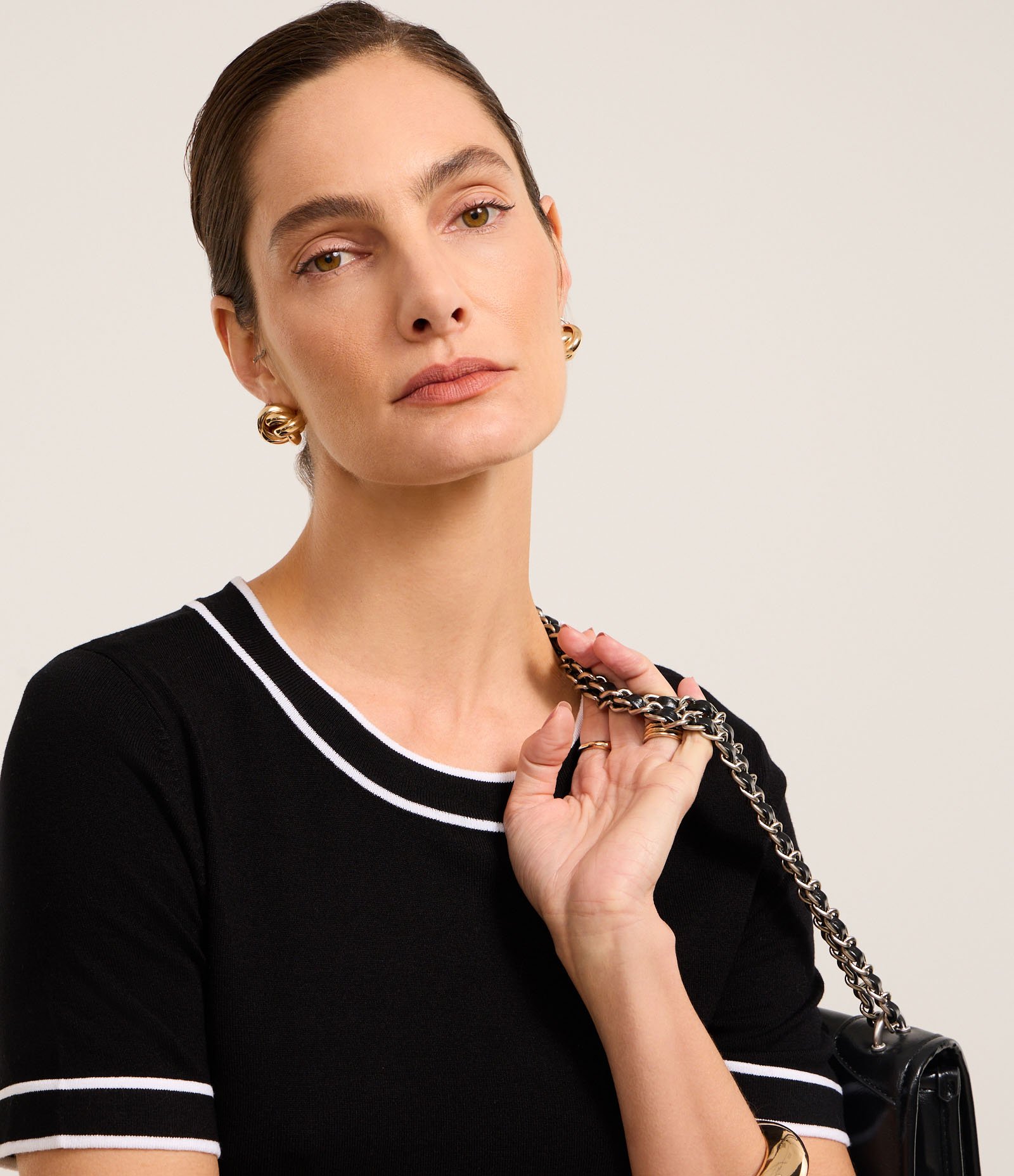 Blusa Básica em Tricô com Contraste na Gola e Manga Preto 4