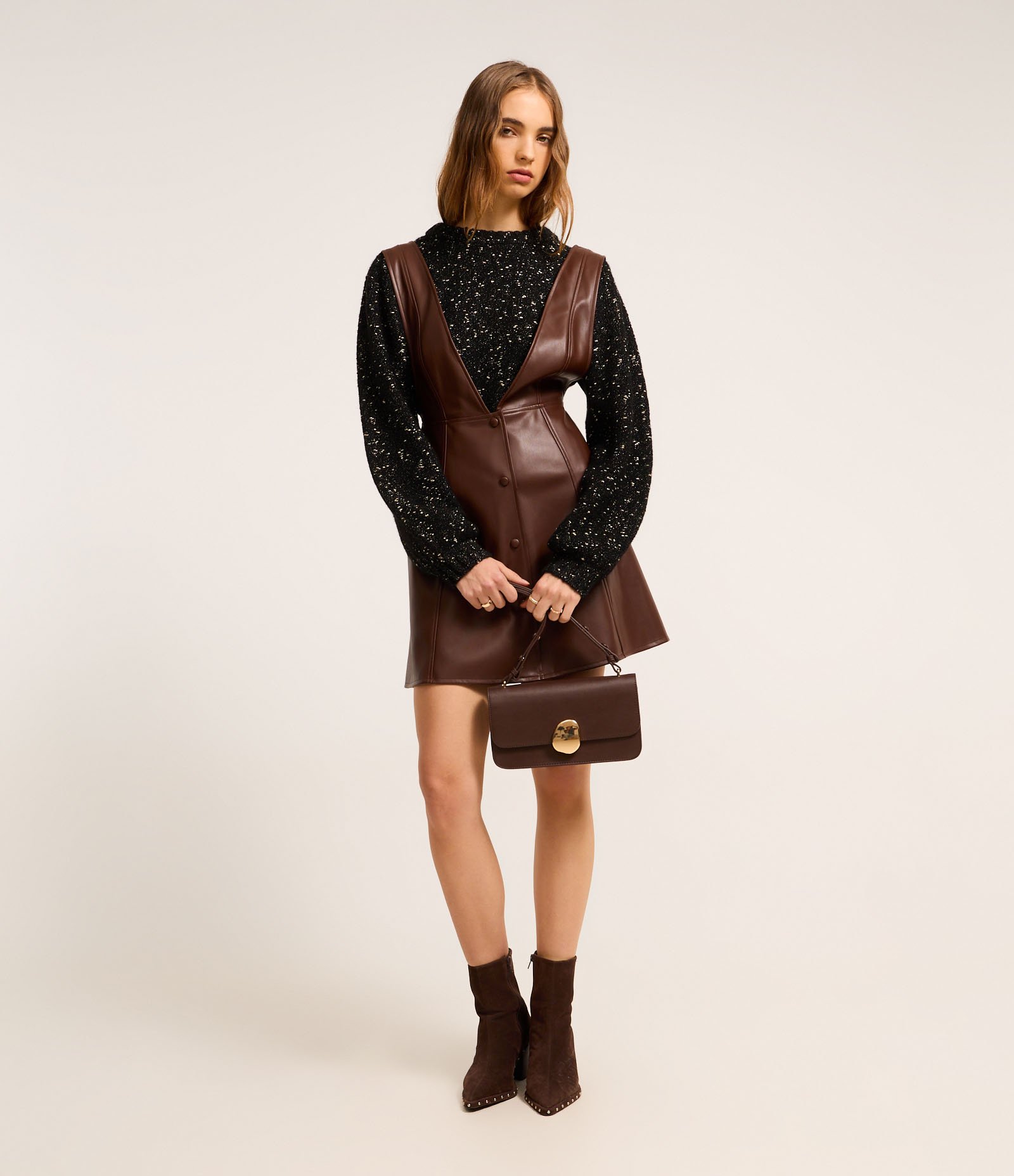 Salopete em PU com Decote Profundo e Botões Marrom 1