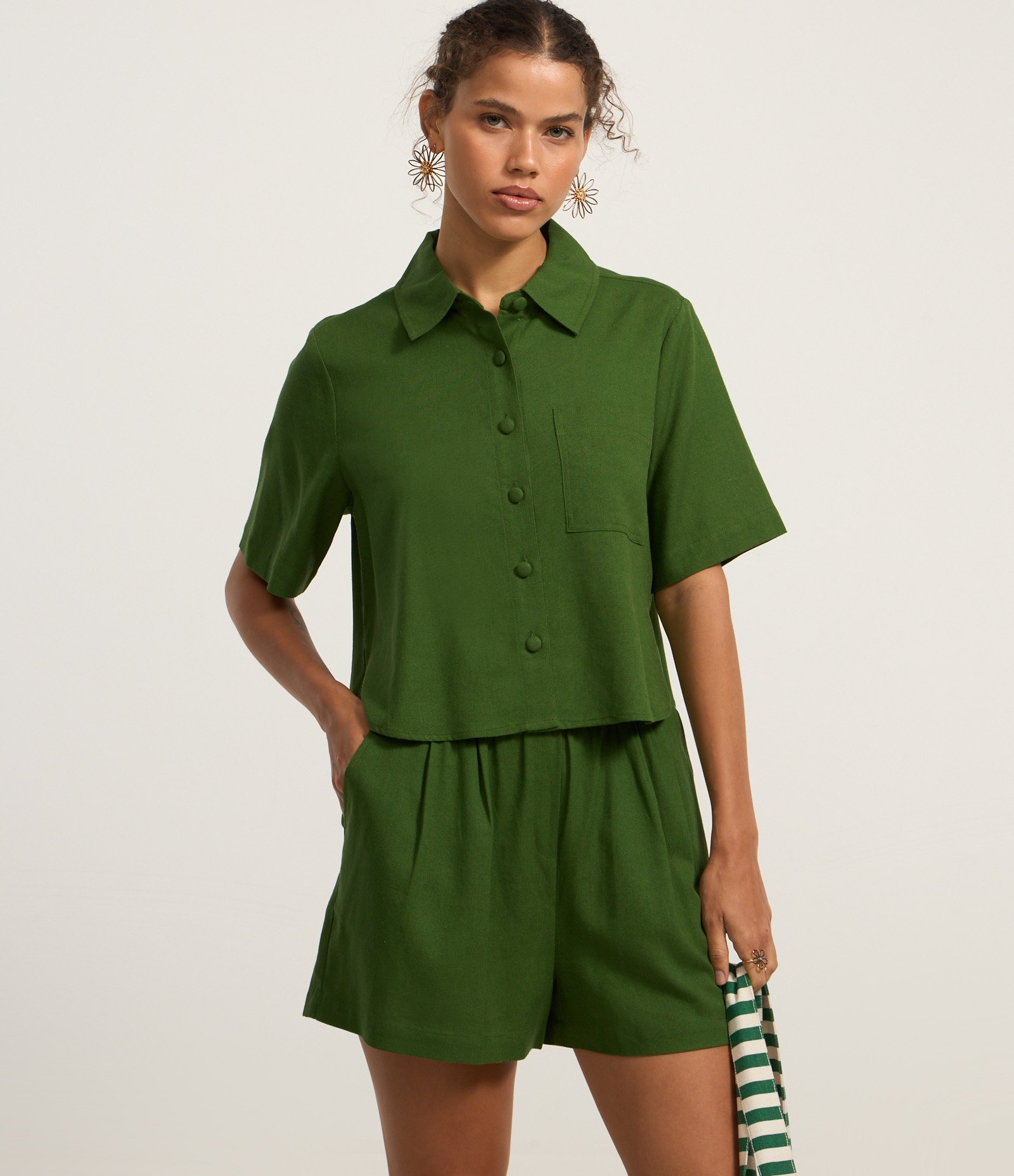 Short Runner em Viscose e Linho com Elástico no Cós e Bolsos Verde 2