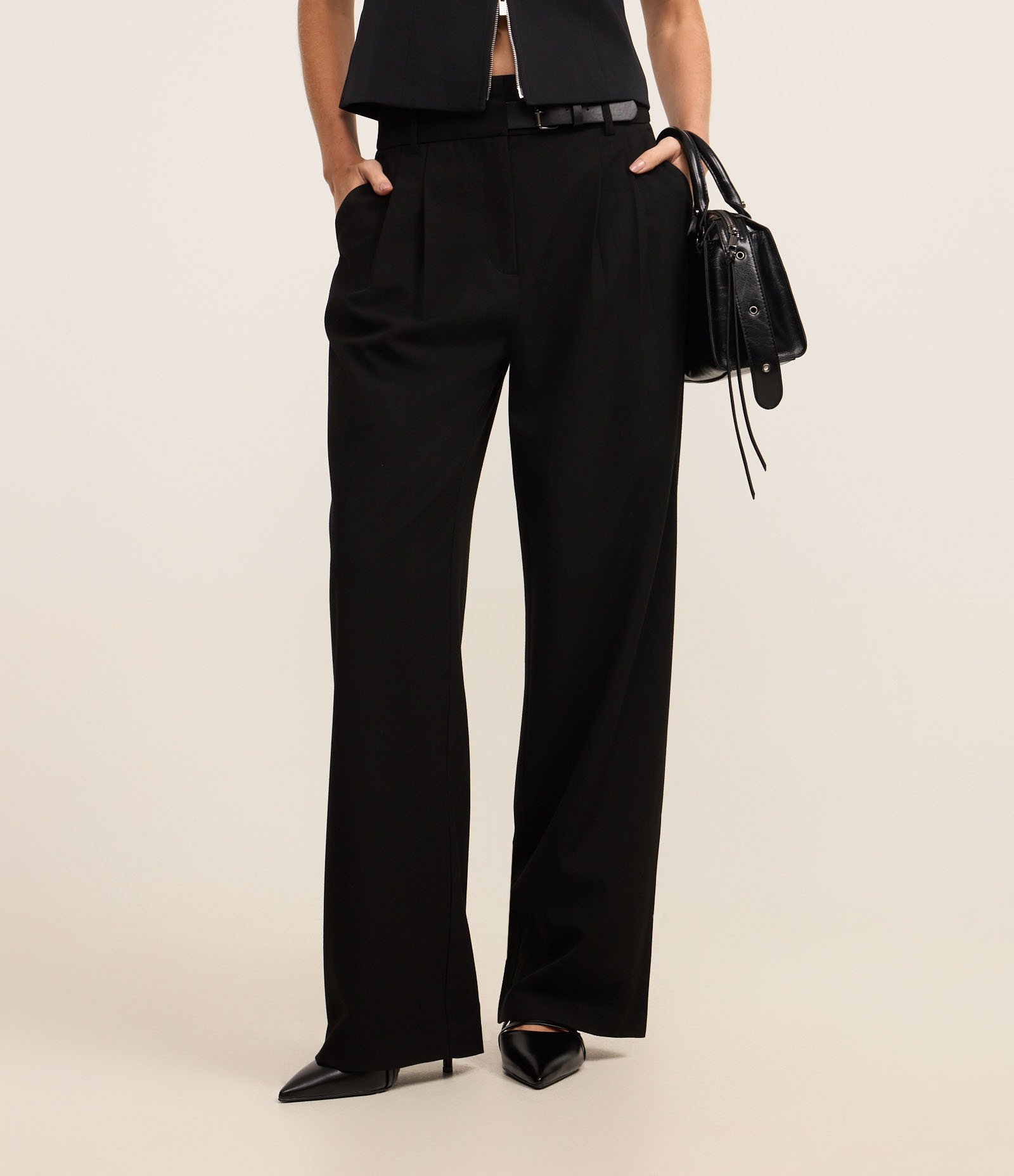 Calça Wide Leg Alfaiatada com Cinto em PU Preto 3