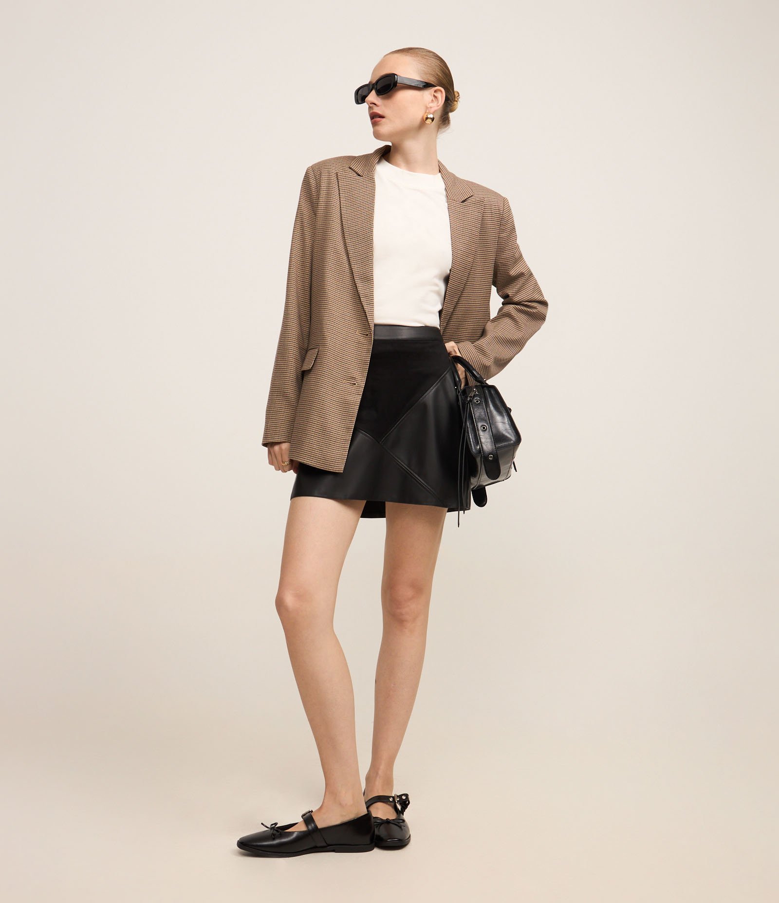 Saia Reta Curta em PU com Bloco Geométrico de Suede Preto 1