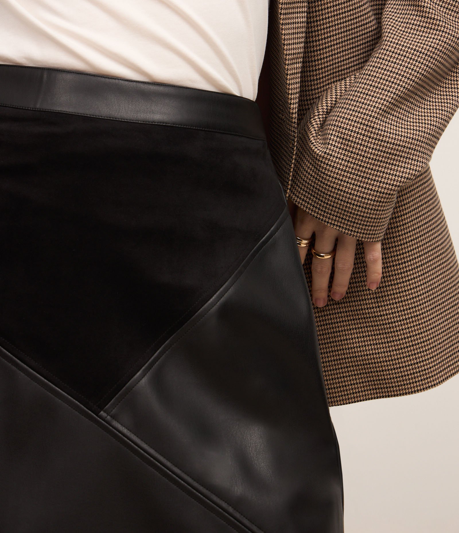 Saia Reta Curta em PU com Bloco Geométrico de Suede Preto 4