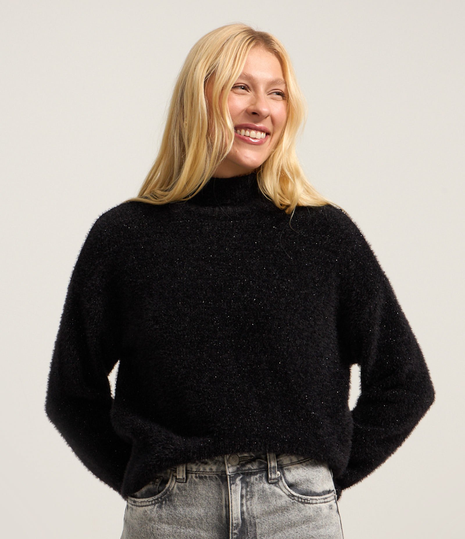 Suéter Slim Curto em Tricô com Caimento Pesado Preto 3