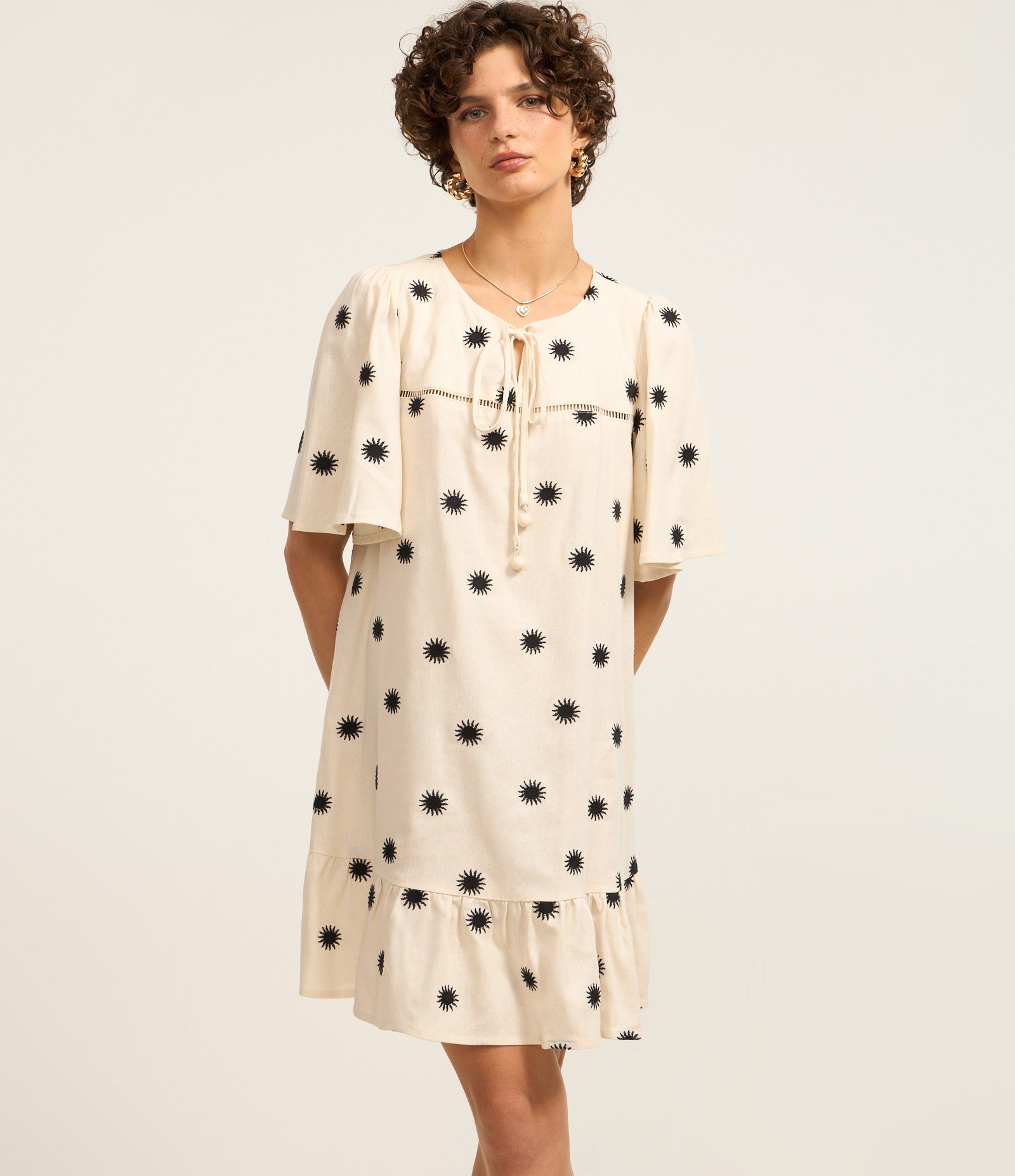 Vestido Evasê Curto em Viscolinho com Bordado Sol Branco 1