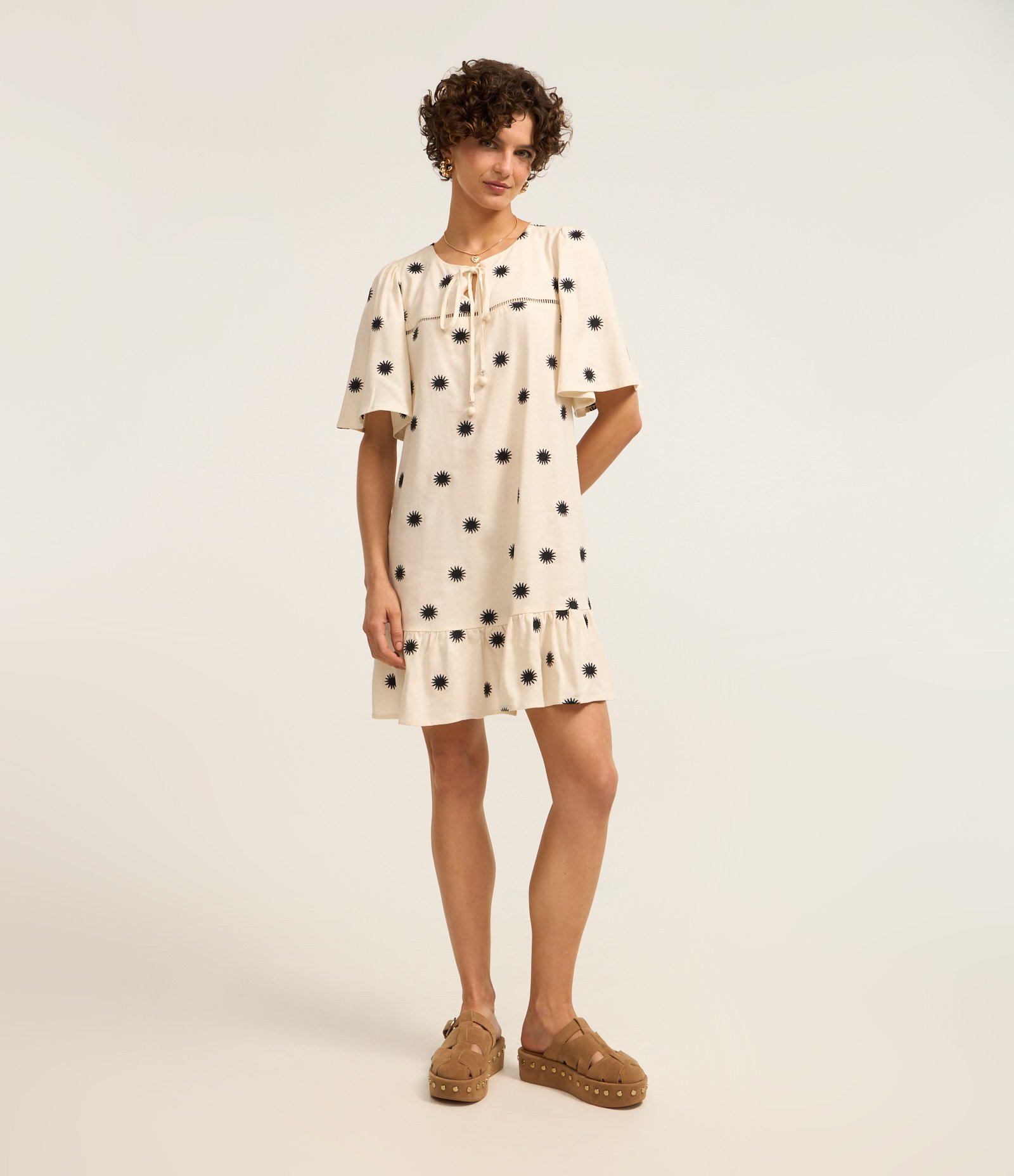 Vestido Evasê Curto em Viscolinho com Bordado Sol Branco 2