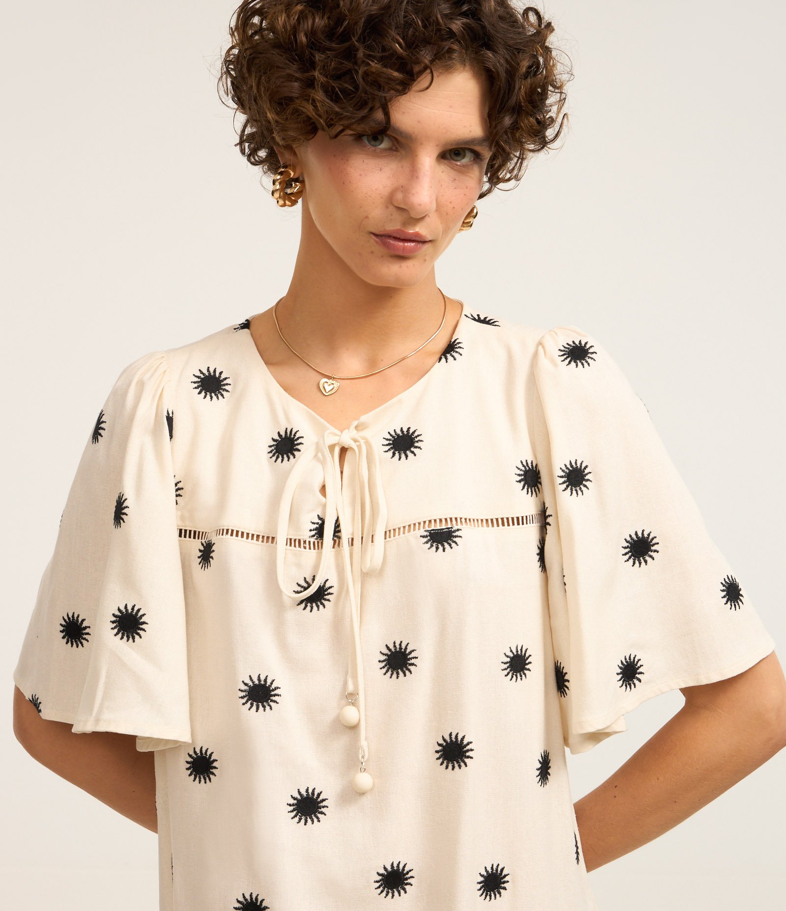 Vestido Evasê Curto em Viscolinho com Bordado Sol Branco 3