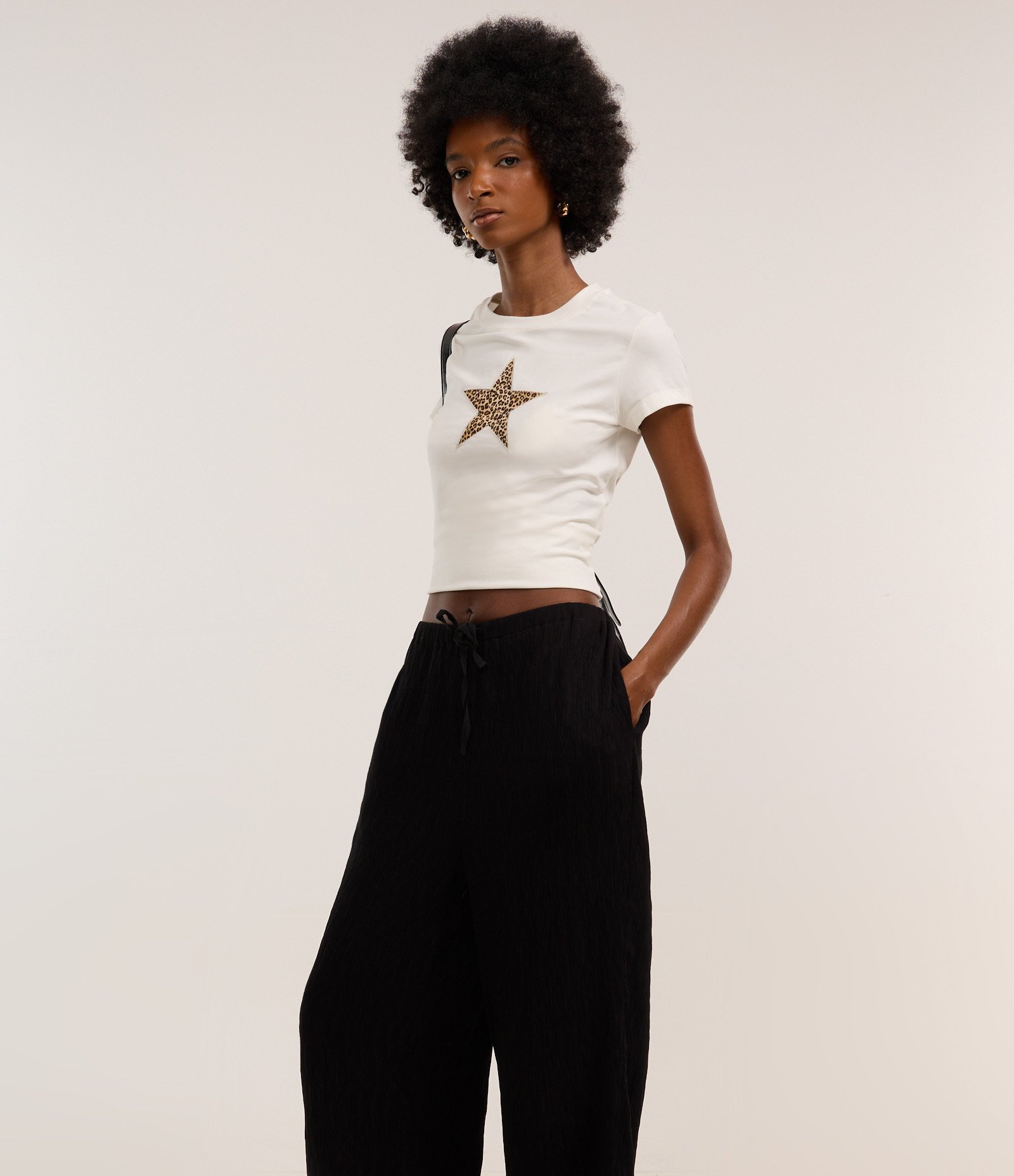 Calça Pantalona em Viscose Texturizada com Amarração Preto 2