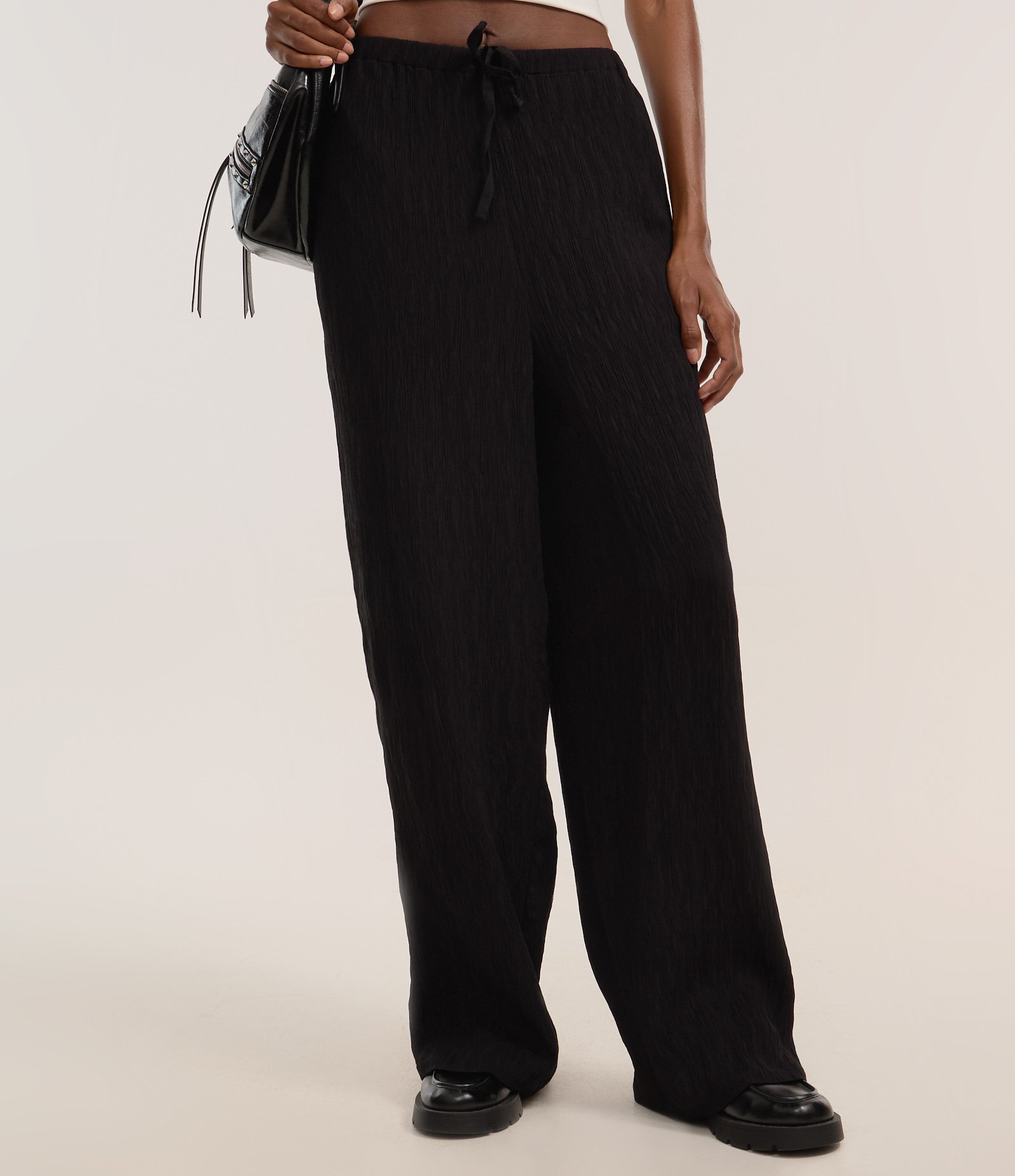 Calça Pantalona em Viscose Texturizada com Amarração Preto 3