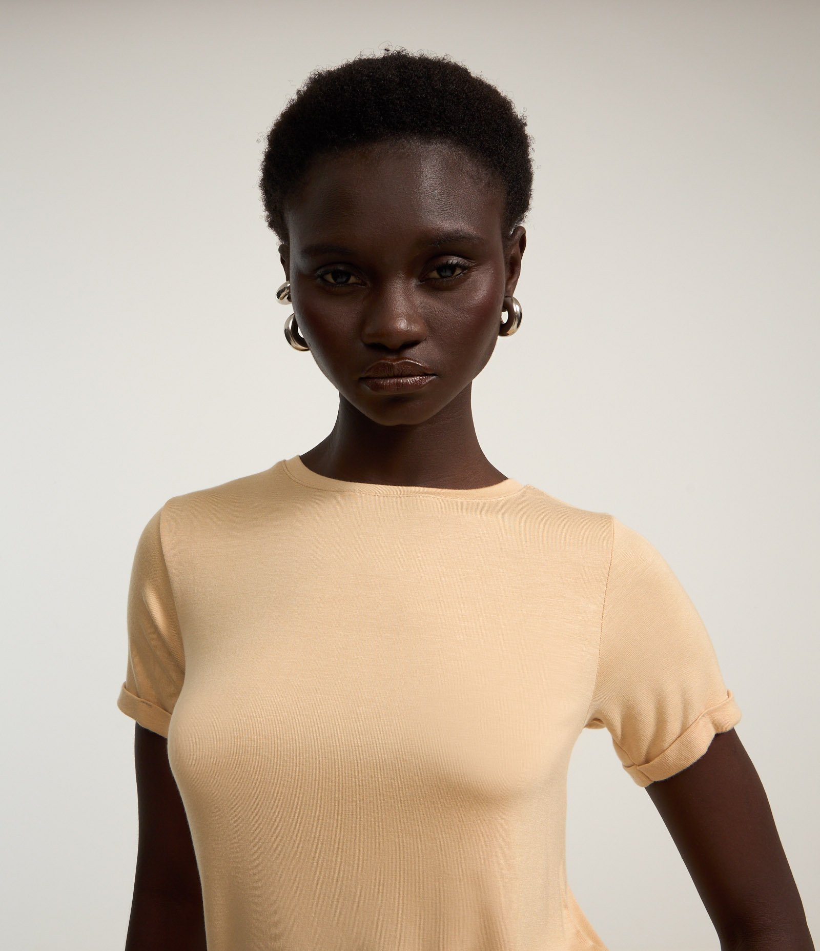 Blusa Básica em Viscose com Manga Dobrada Bege 1