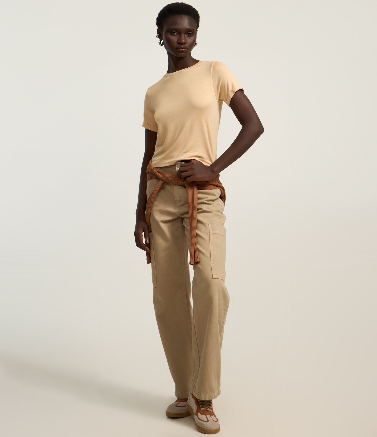 Blusa Básica em Viscose com Manga Dobrada Bege 2