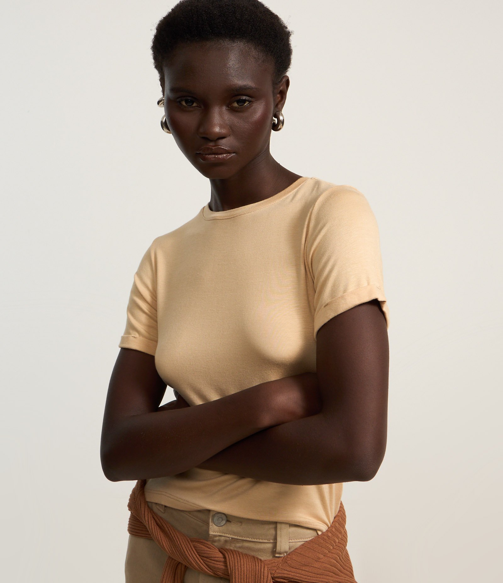 Blusa Básica em Viscose com Manga Dobrada Bege 3