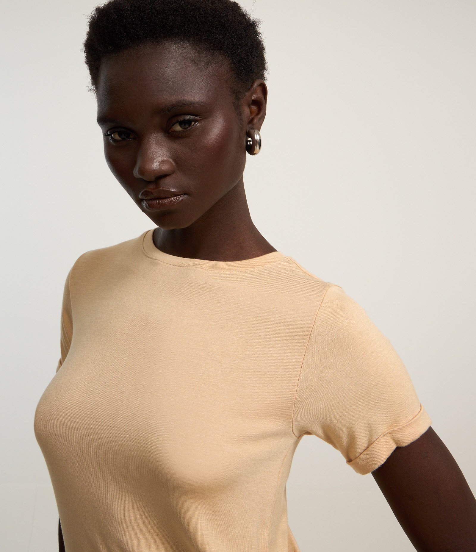 Blusa Básica em Viscose com Manga Dobrada Bege 4