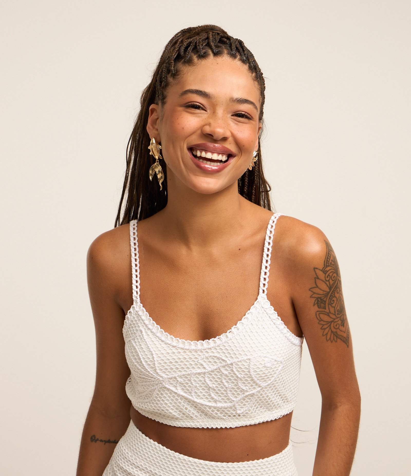 Blusa Cropped em Tricô com Bordado de Peixe Branco 1