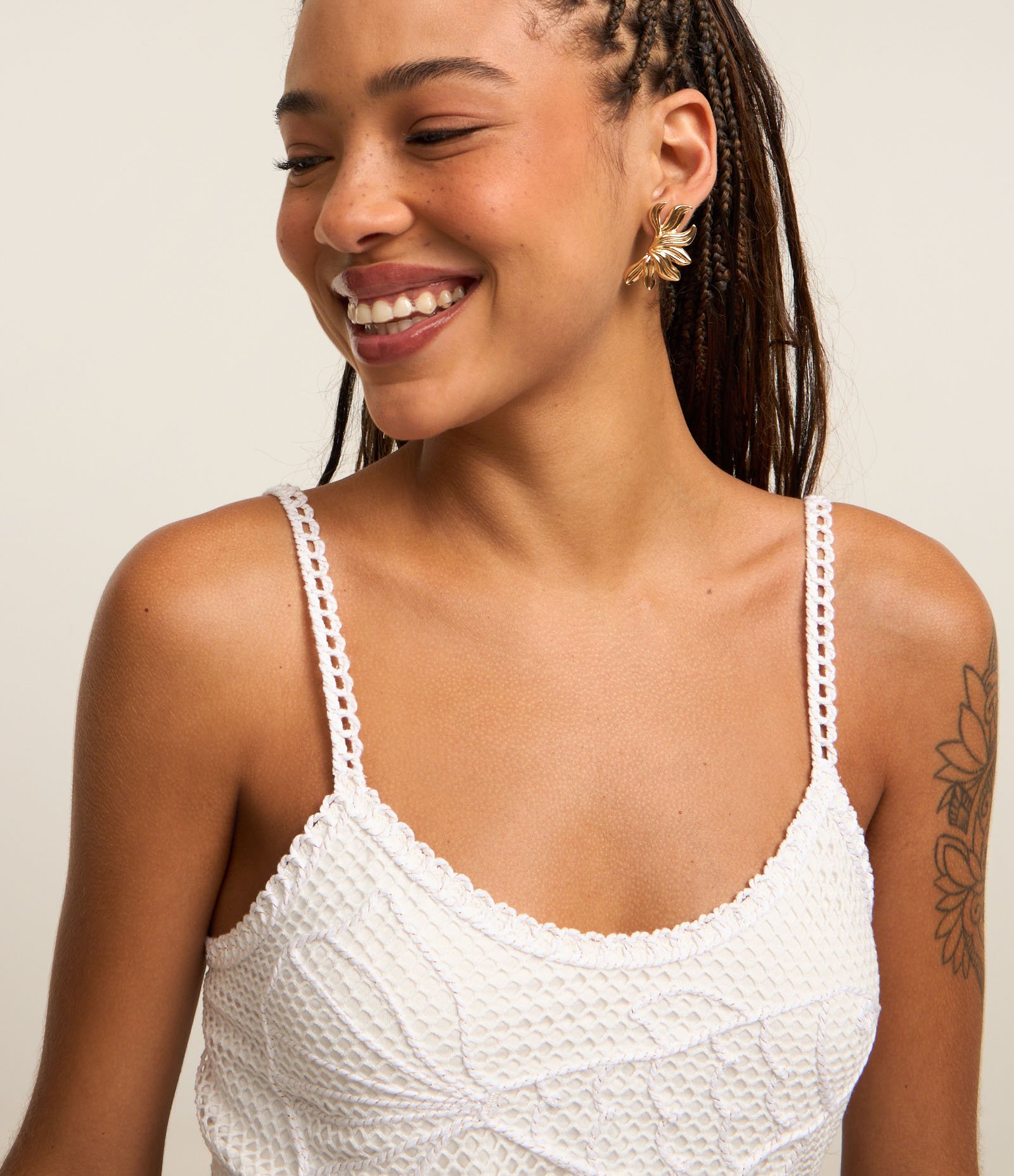 Blusa Cropped em Tricô com Bordado de Peixe Branco 3