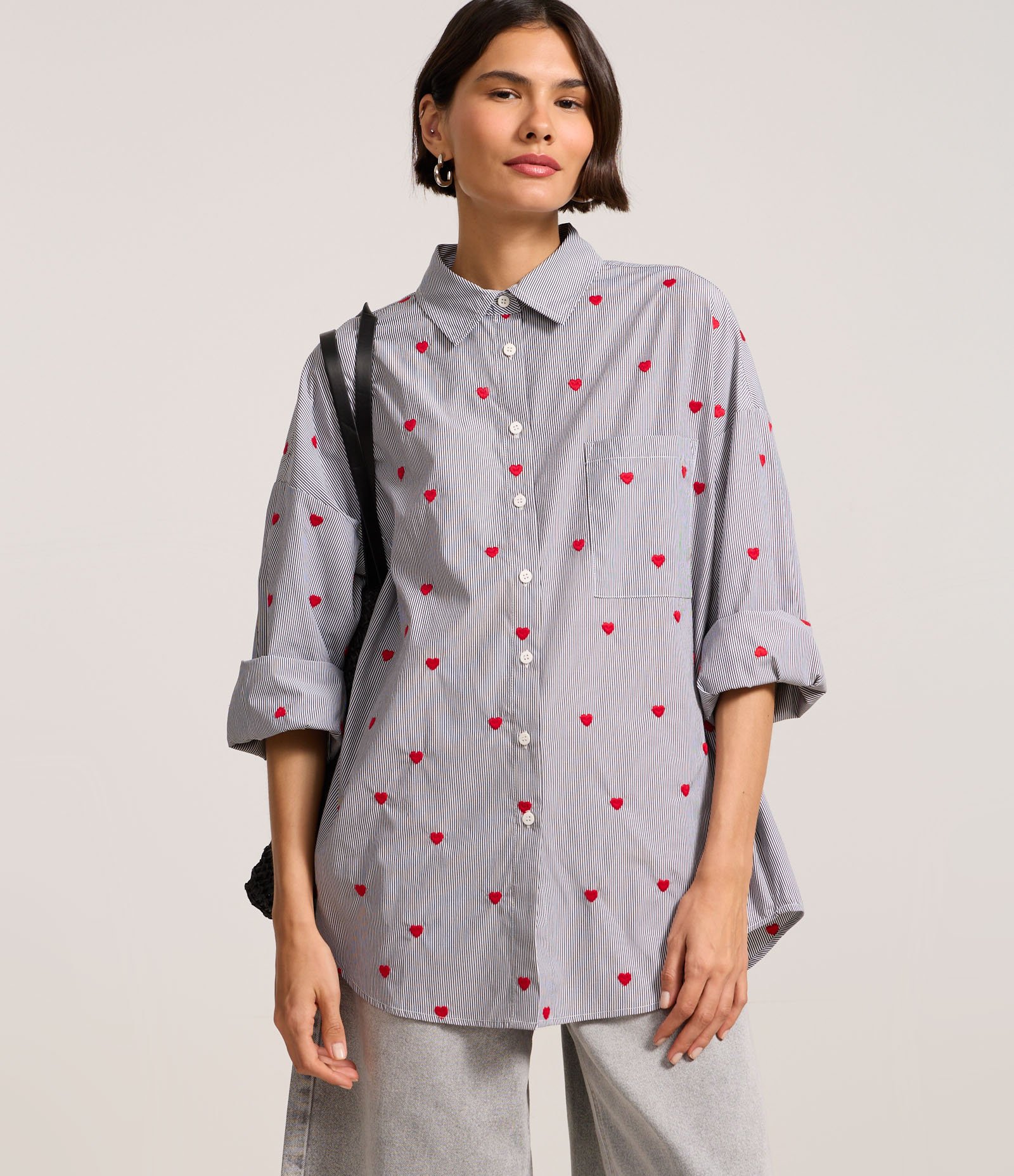 Camisa em Tricoline com Bolso e Corações Bordados Cinza 1
