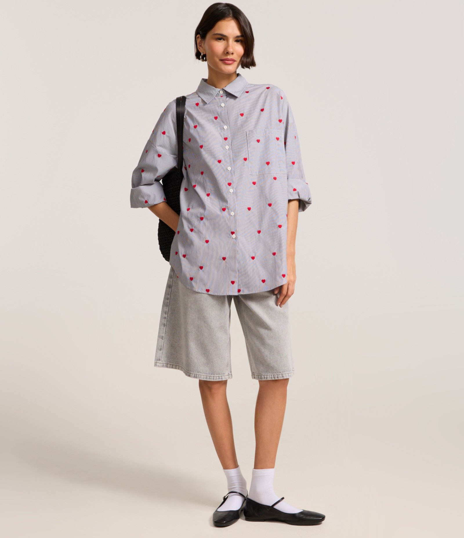 Camisa em Tricoline com Bolso e Corações Bordados Cinza 2