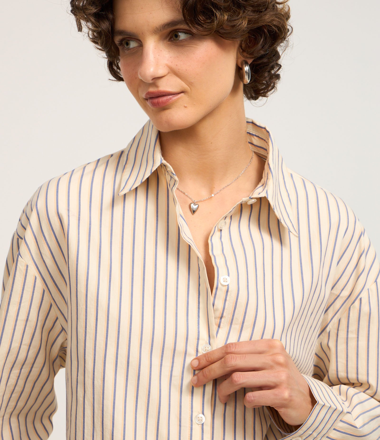 Camisa Alongada em Tricoline com Listras e Botões Bege 5