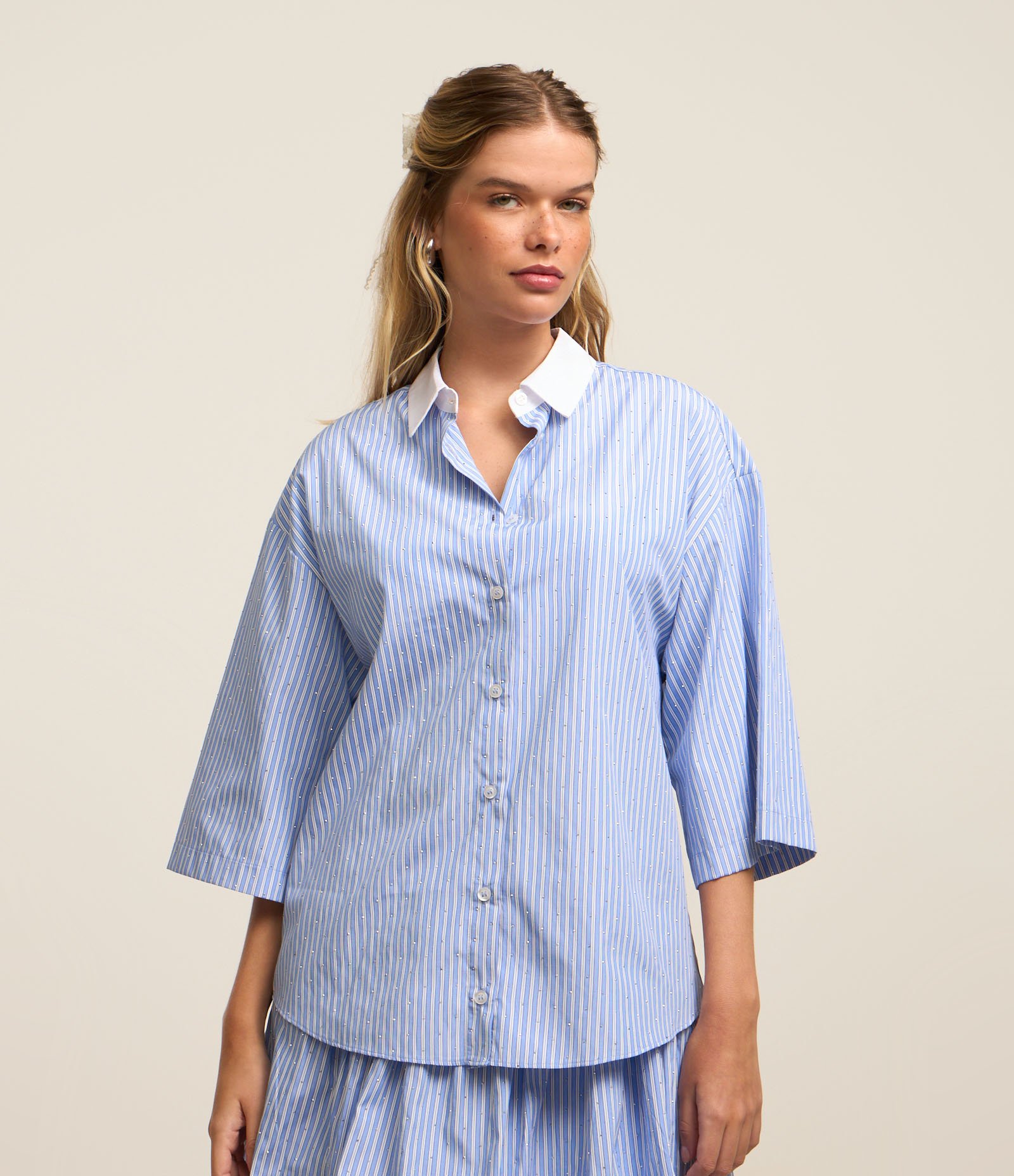 Camisa Oversized com Gola Contrastante e Aplicação de Hotfix Azul 1