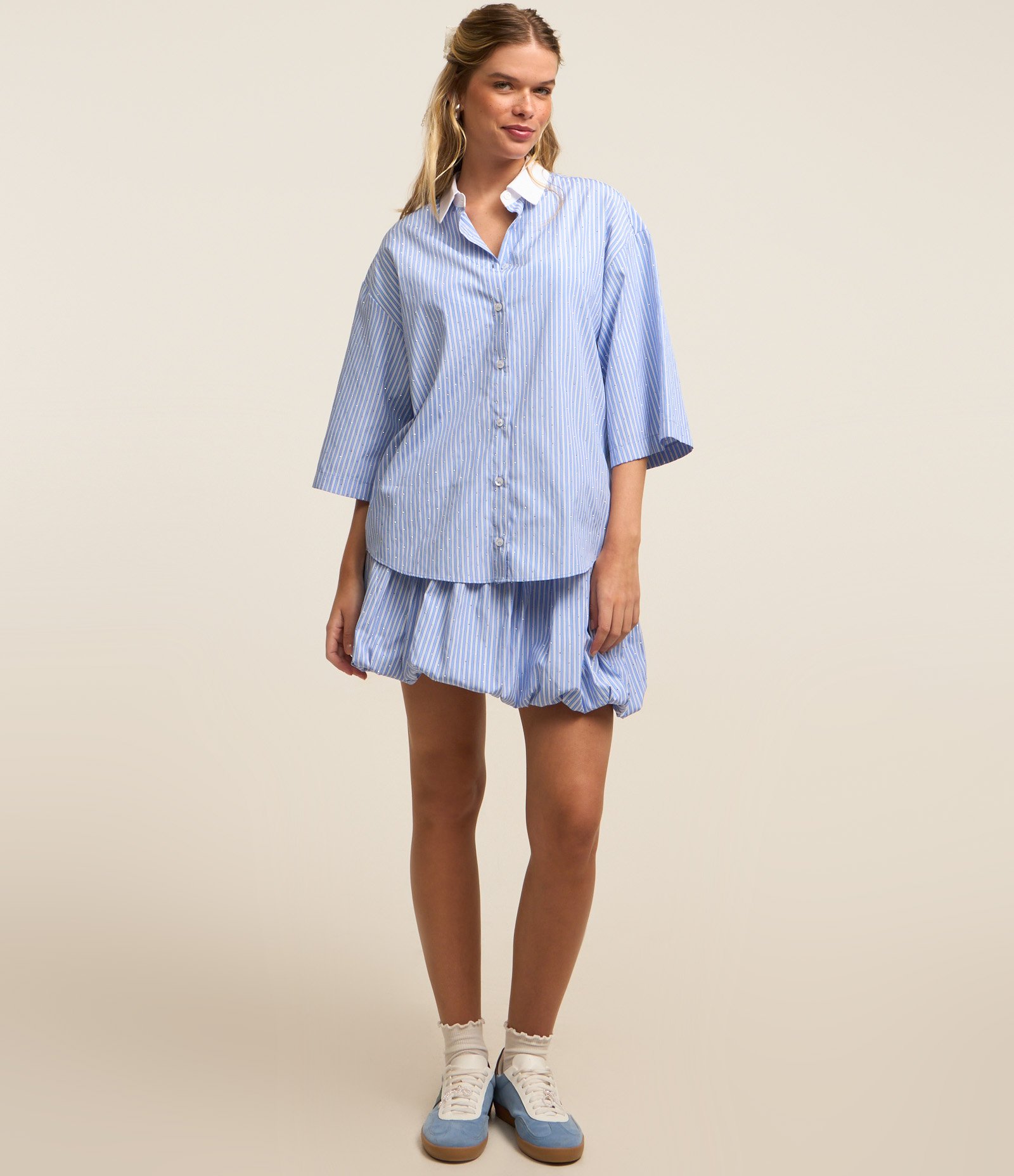 Camisa Oversized com Gola Contrastante e Aplicação de Hotfix Azul 2