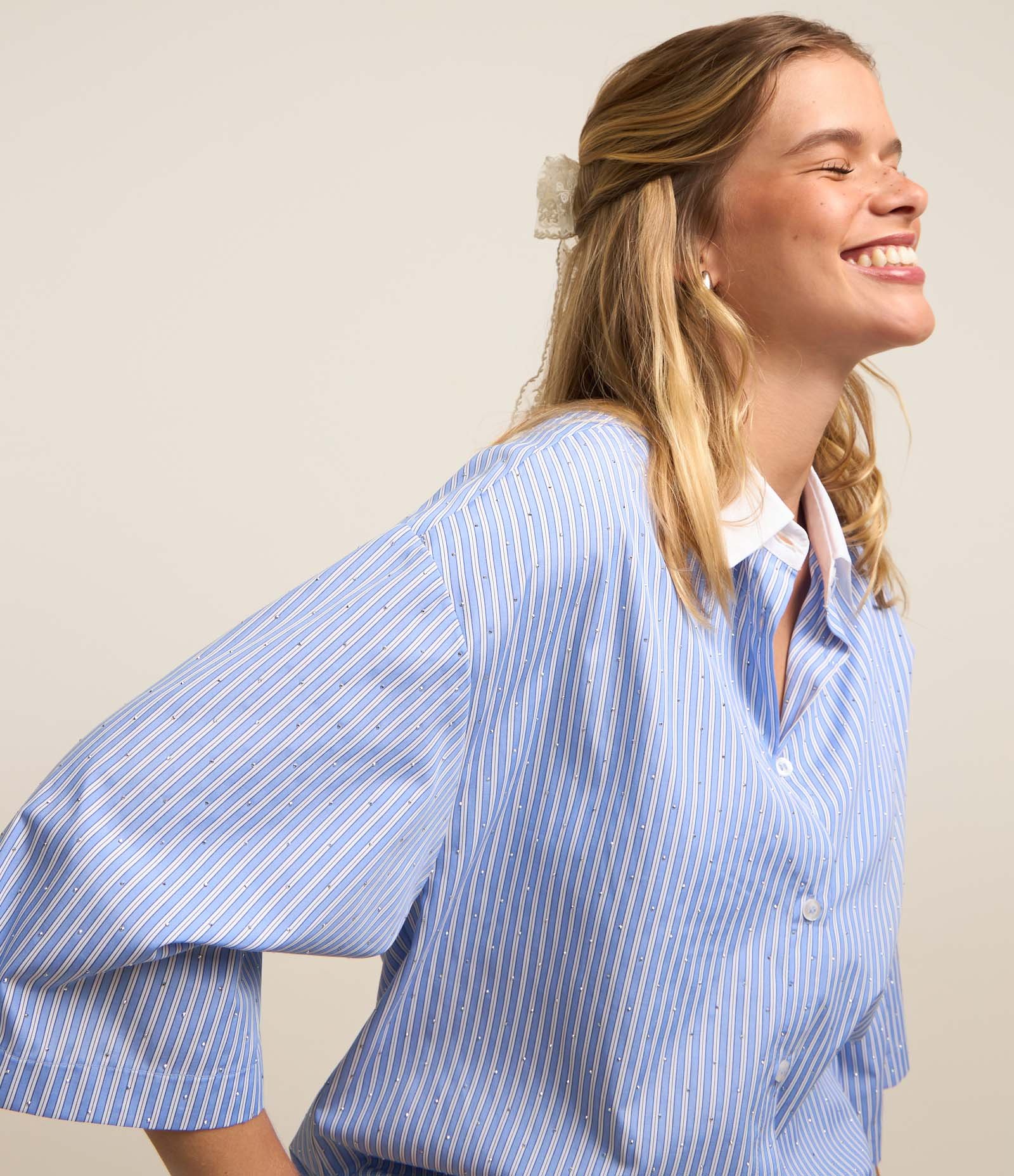 Camisa Oversized com Gola Contrastante e Aplicação de Hotfix Azul 3