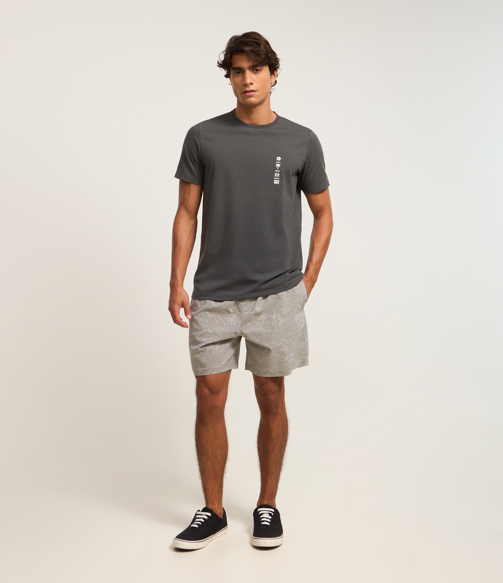 Bermuda em Material Tecnológico com Estampado Praiana e Efeito Lavado Cinza 1