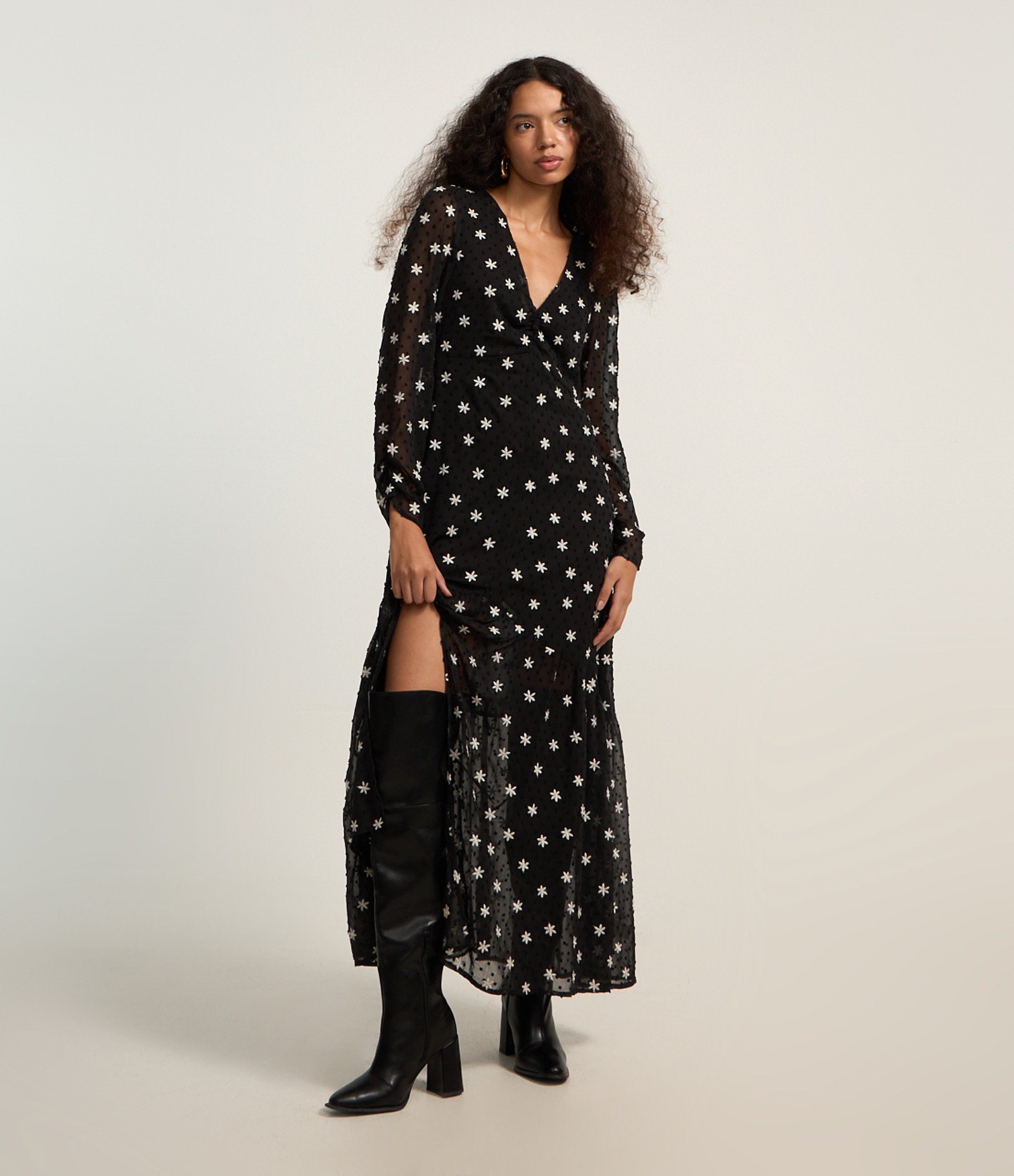 Vestido Evasê Longo em Chiffon com Bordado de Florzinhas Preto 1