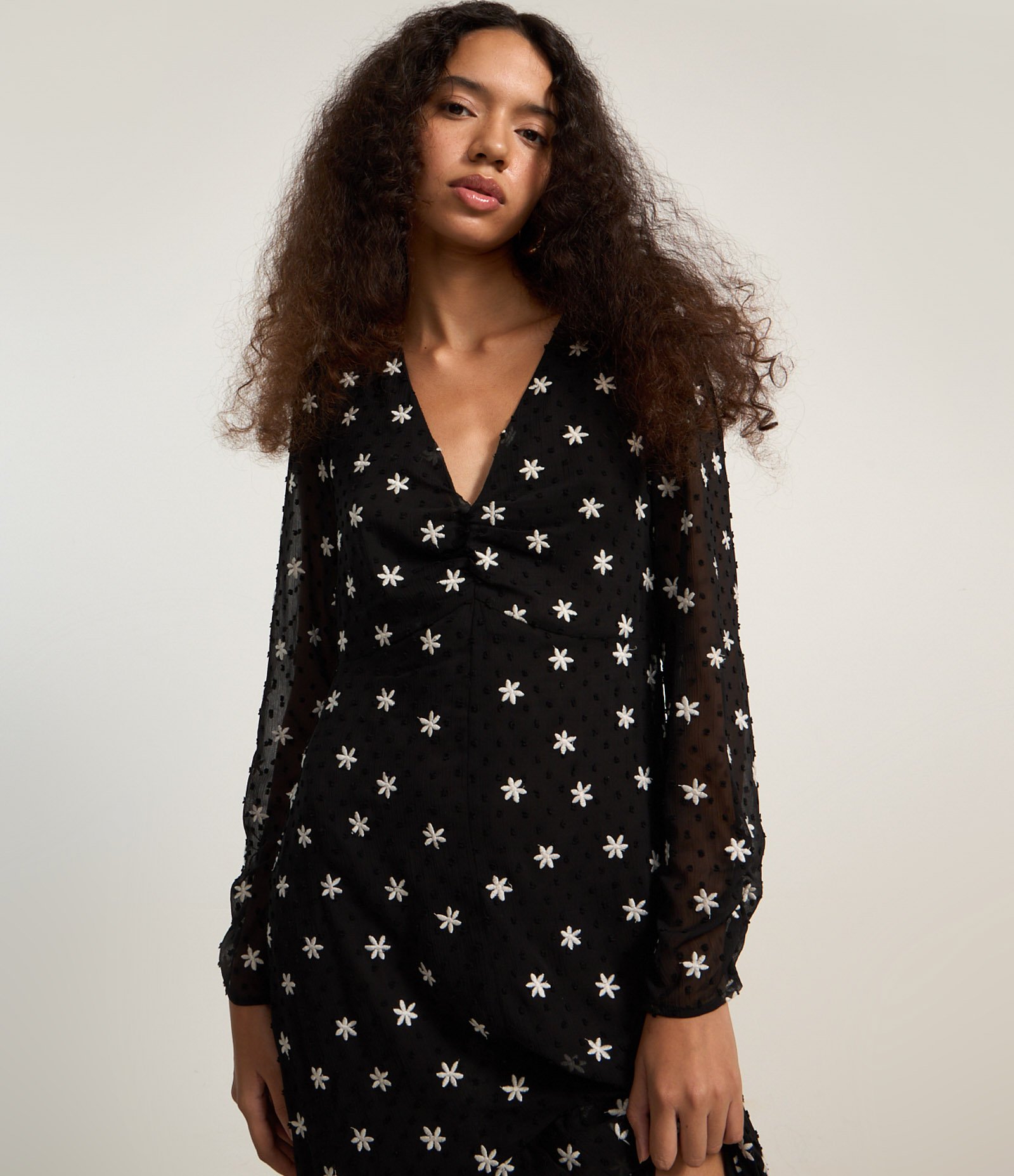 Vestido Evasê Longo em Chiffon com Bordado de Florzinhas Preto 2