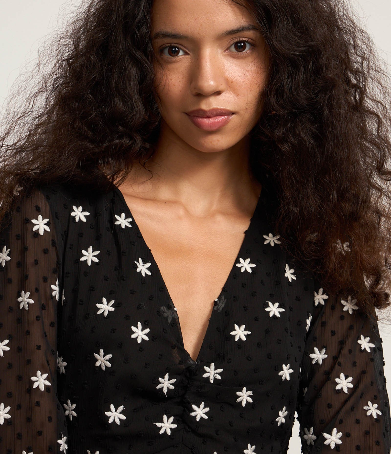 Vestido Evasê Longo em Chiffon com Bordado de Florzinhas Preto 3